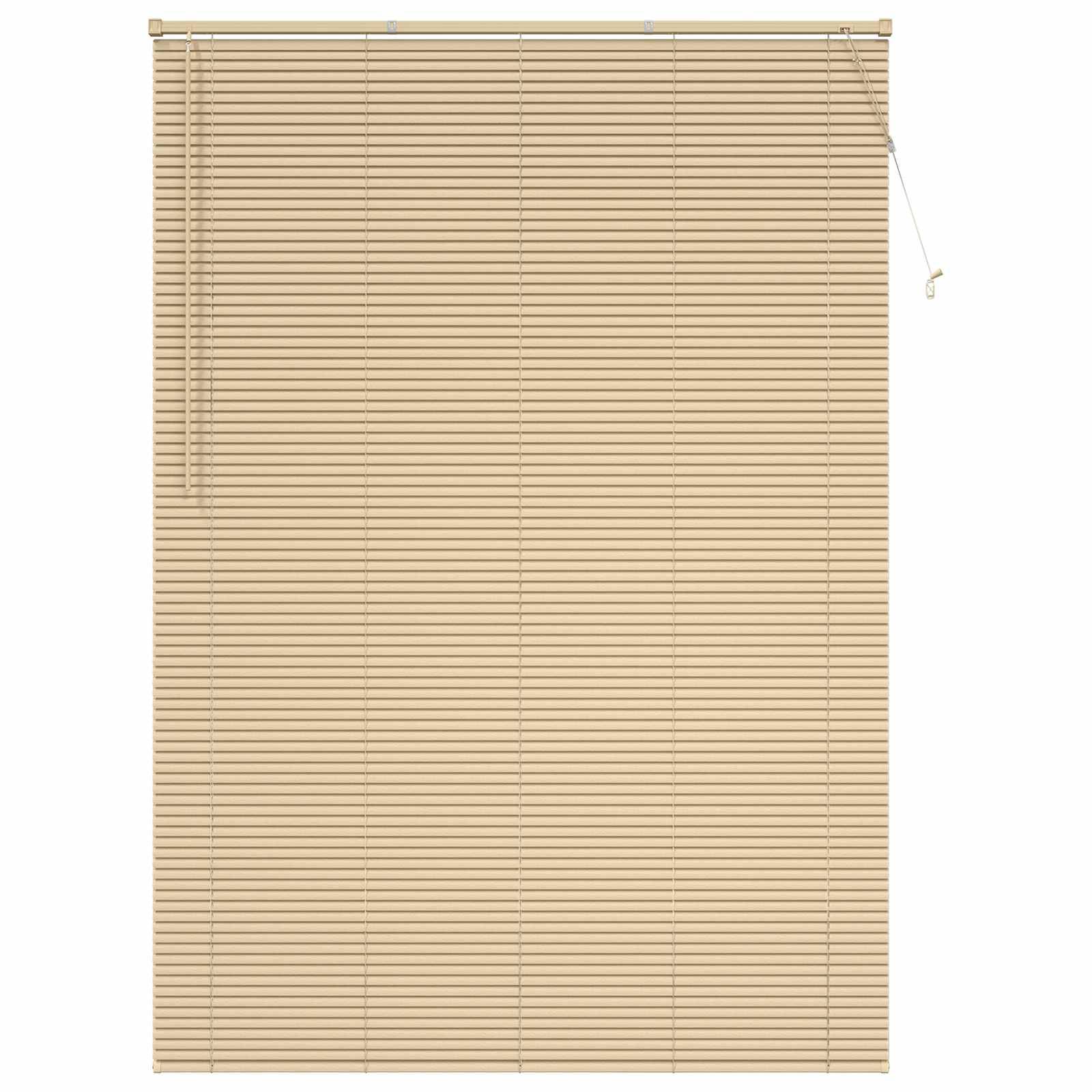 Eine beige Fensterrollo mit horizontalen Lamellen und einer Zugschnur auf der rechten Seite, die vor einem schlichten Hintergrund hängt.