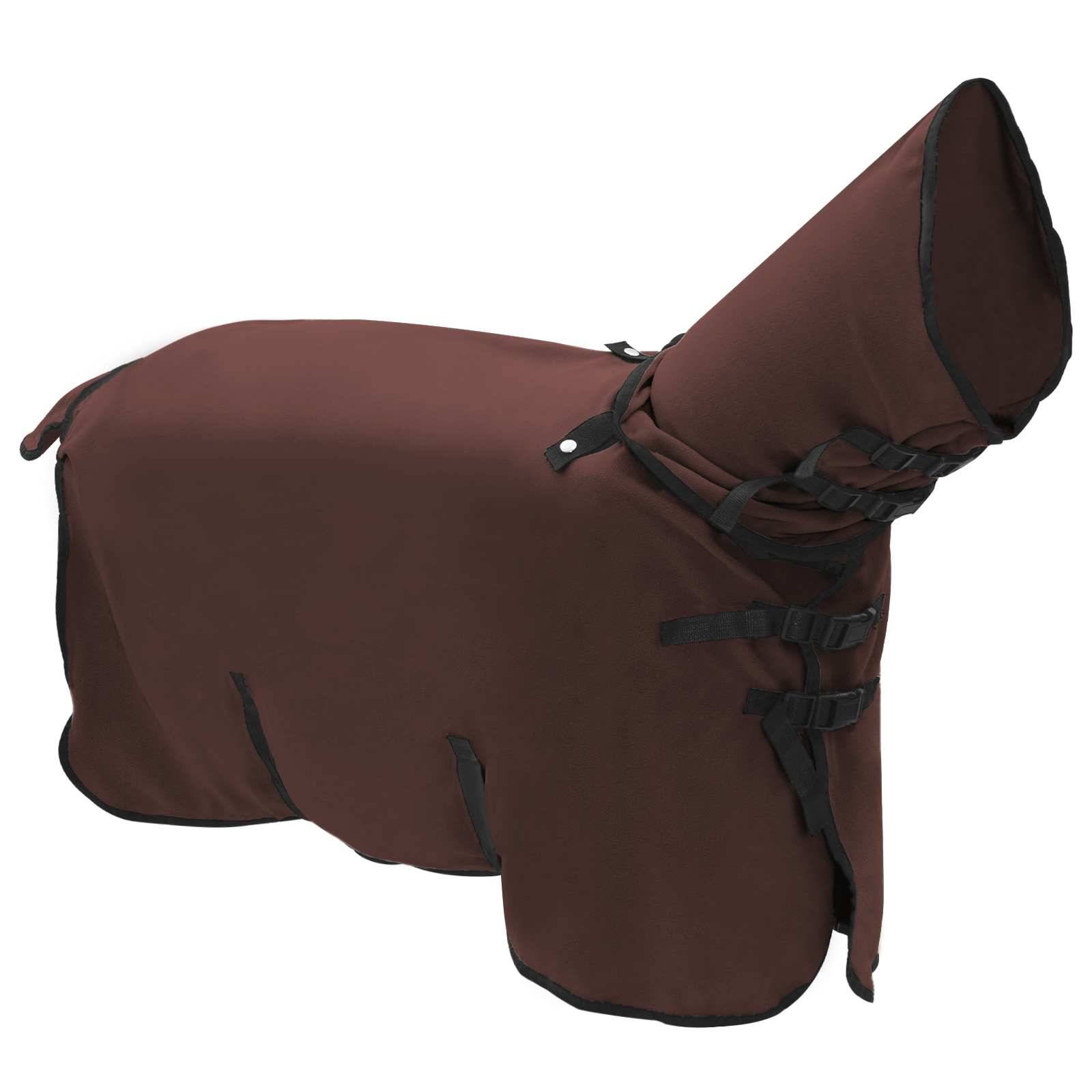 Eine braune Pferdedecke mit Kapuze, schwarzen Riemen und Schnallen, die das Pferd vollständig bedeckt und vor Kältewetter schützt.