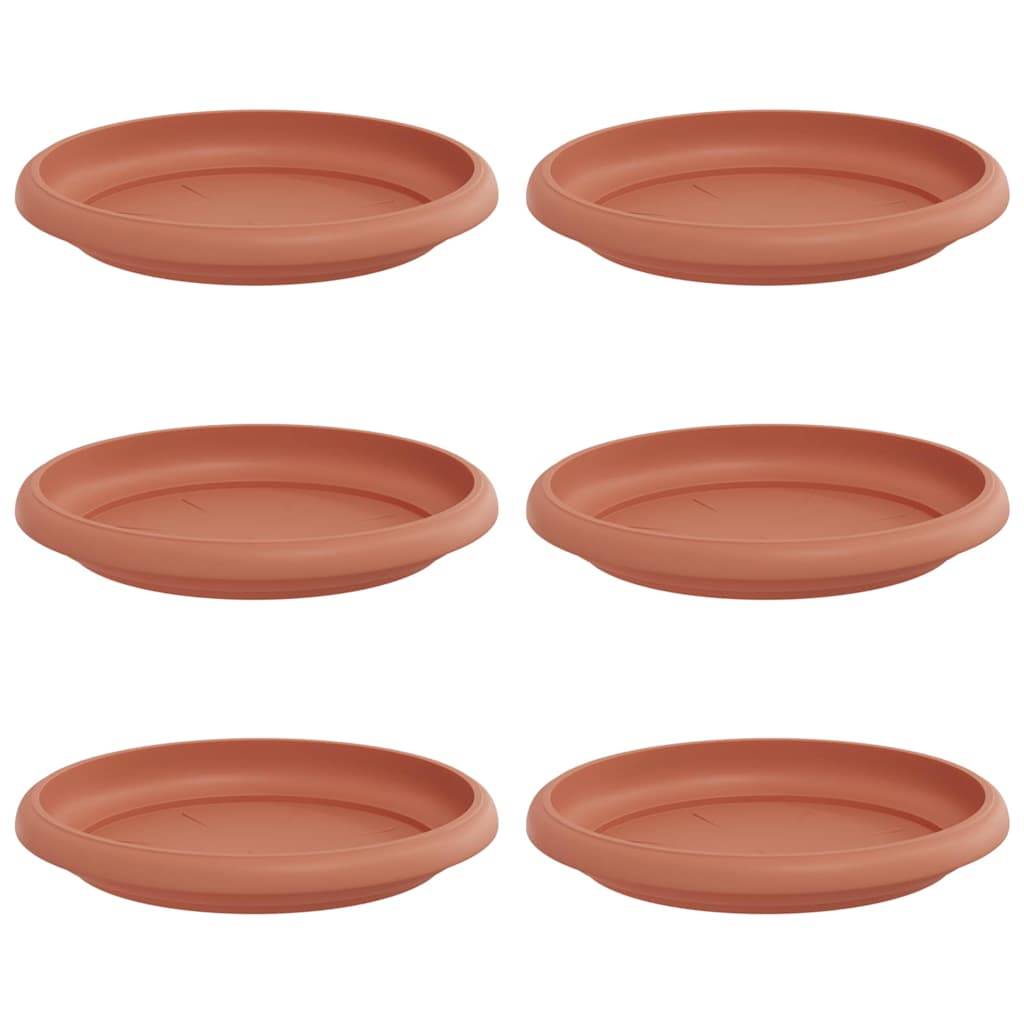 Sechs terrakottafarbene runde Teller in zwei Reihen zu je drei, von oben betrachtet.