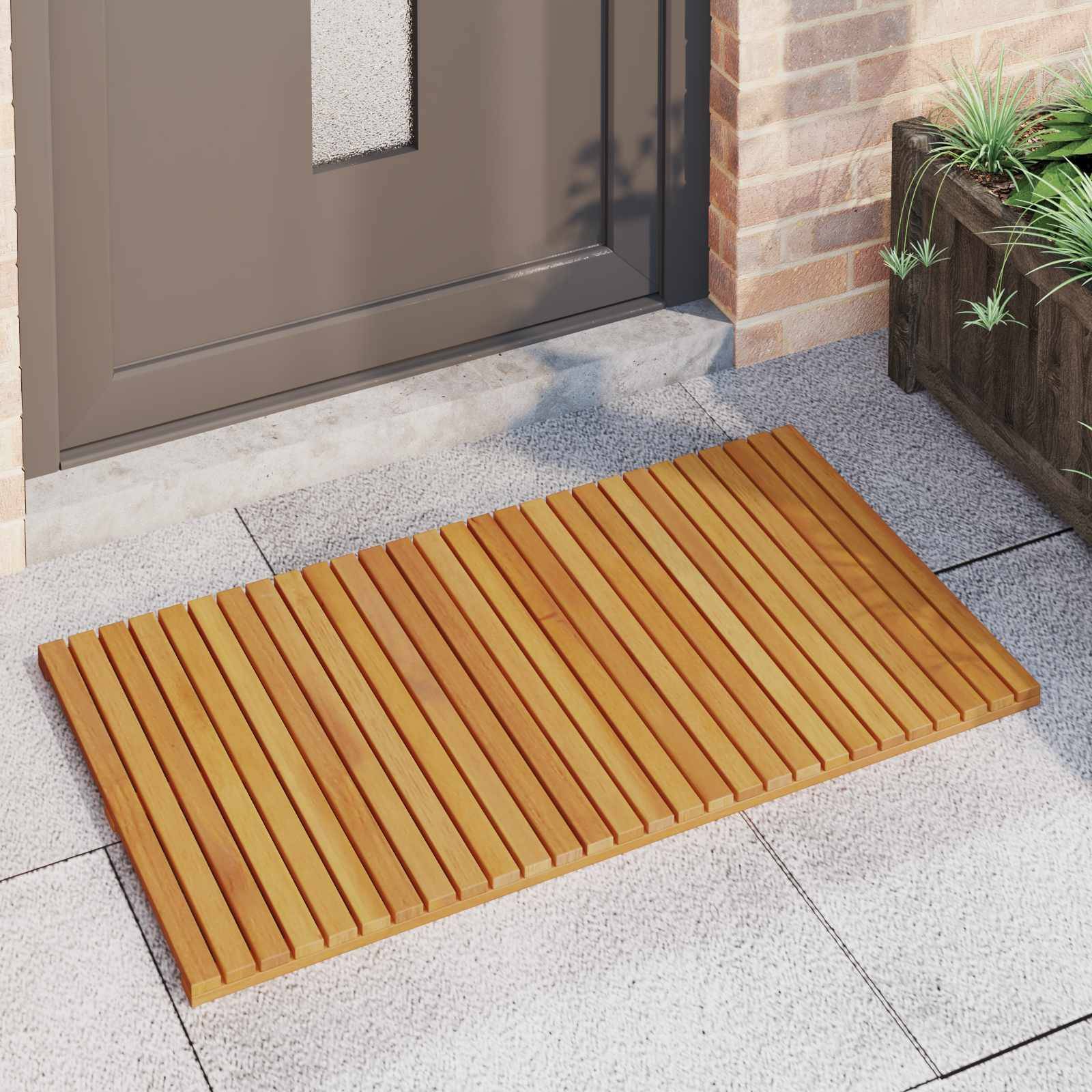 Eine Holzmatte, die vor einer Haustür auf einer gekachelten Veranda platziert ist, mit einem kleinen Blumenkasten daneben.