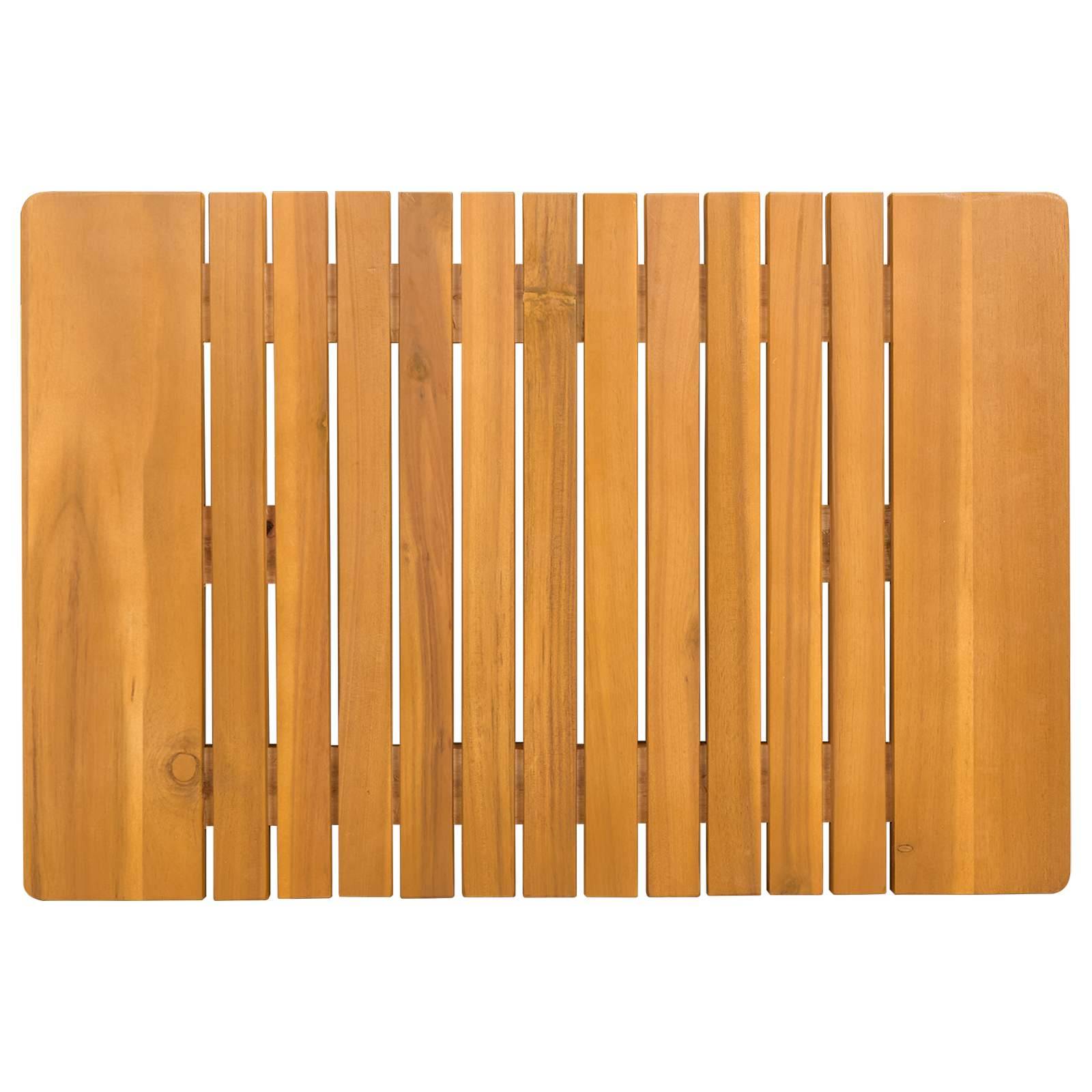 Eine rechteckige Badematte aus Holz mit senkrechten Latten, konstruiert für Entwässerung und Griffigkeit, über einer flachen Holzunterlage.