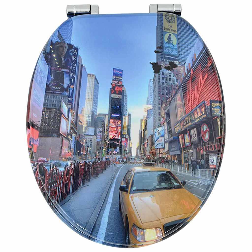 Ein Toilettensitz mit Deckel, der eine Stadtansicht des Times Square in New York zeigt, mit leuchtenden Werbetafeln, Wolkenkratzern und einem gelben Taxi.