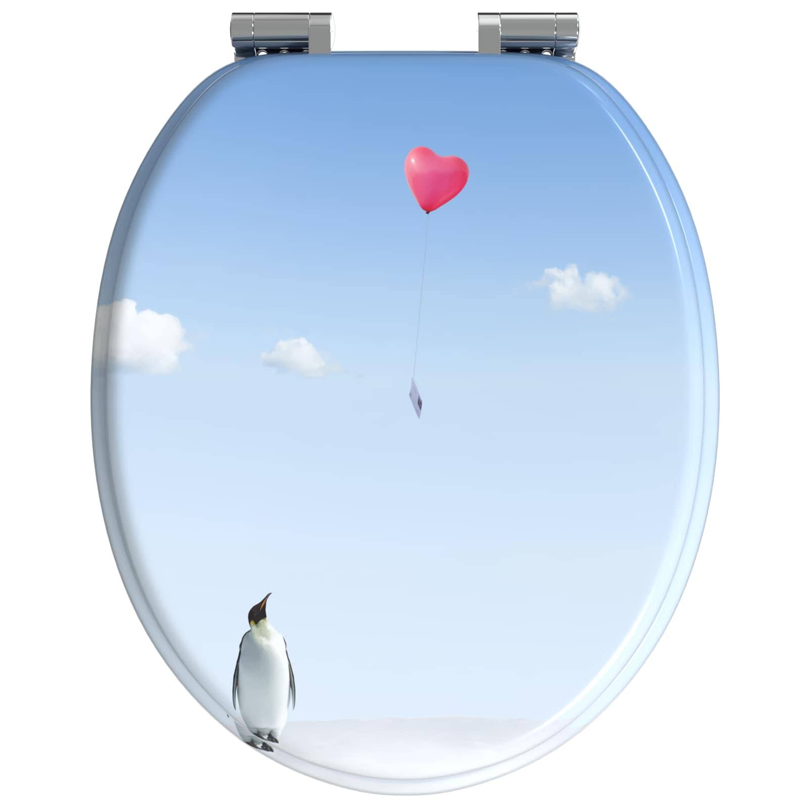 Ein Pinguin blickt auf einen herzförmigen Ballon, der in einem blauen Himmel mit Wolken schwebt, aufgedruckt auf einem Toilettendeckel.