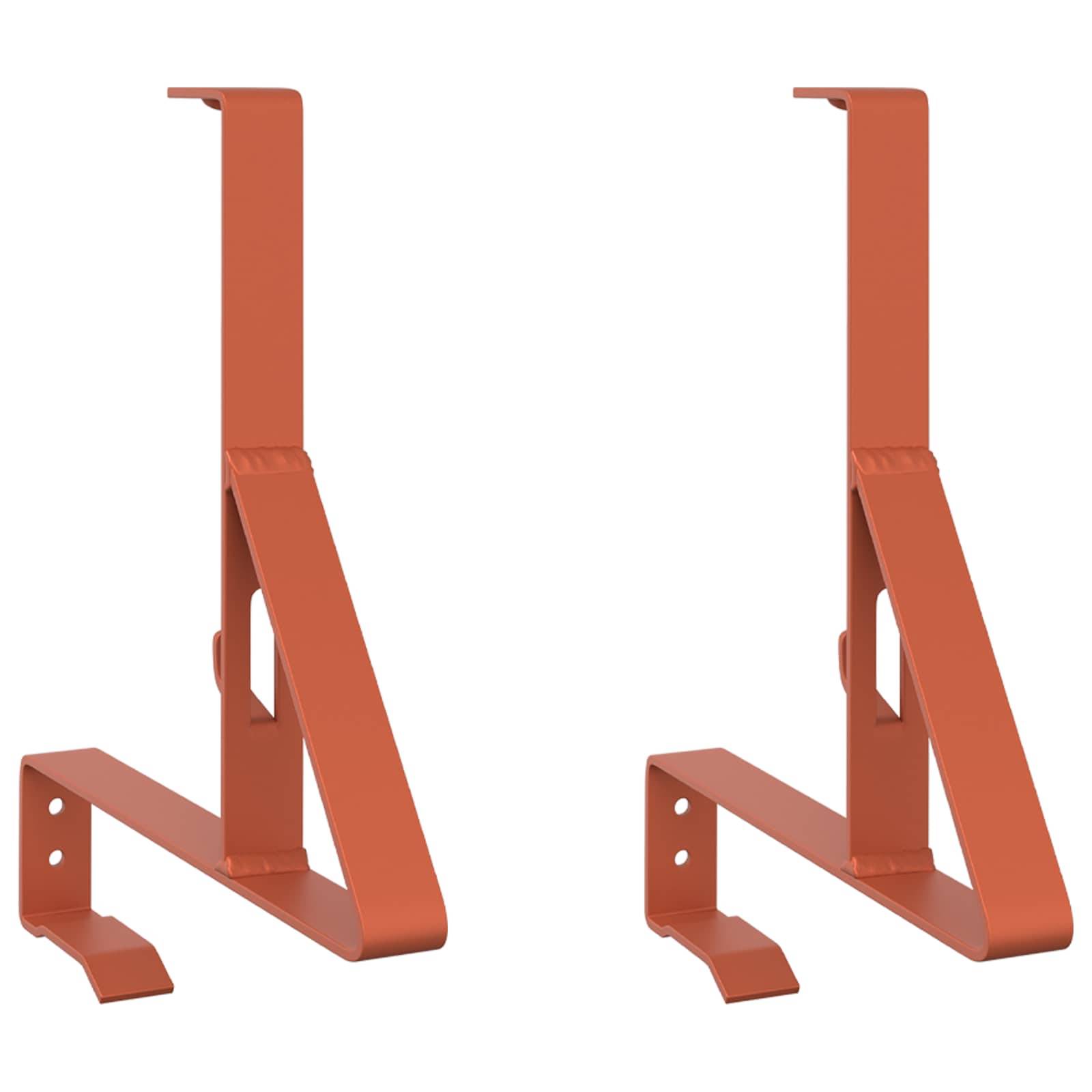 Ein helles Wohnzimmer mit einem weißen Sofa, einem kleinen runden schwarzen Tisch, einem strukturierten Teppich und einer großen grünen Pflanze neben einem Fenster und einem Holzschrank.