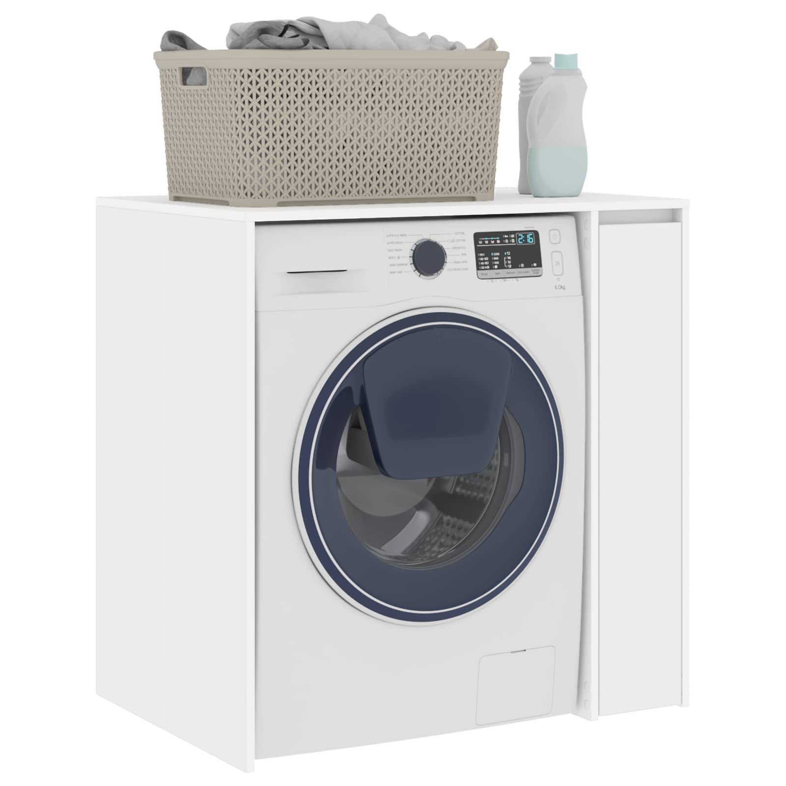 Eine moderne Waschmaschine mit digitalen Bedienelementen steht in einem weißen Schrank. Ein Wäschekorb und eine Waschmittelflasche stehen oben drauf.