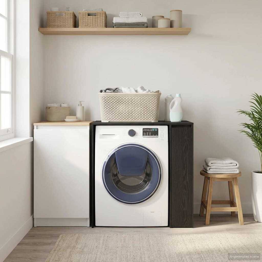 Ein modernes Waschzimmer mit einer Frontlader-Waschmaschine, einem Wäschekorb oben drauf und Regalen mit Stauraum darüber.
