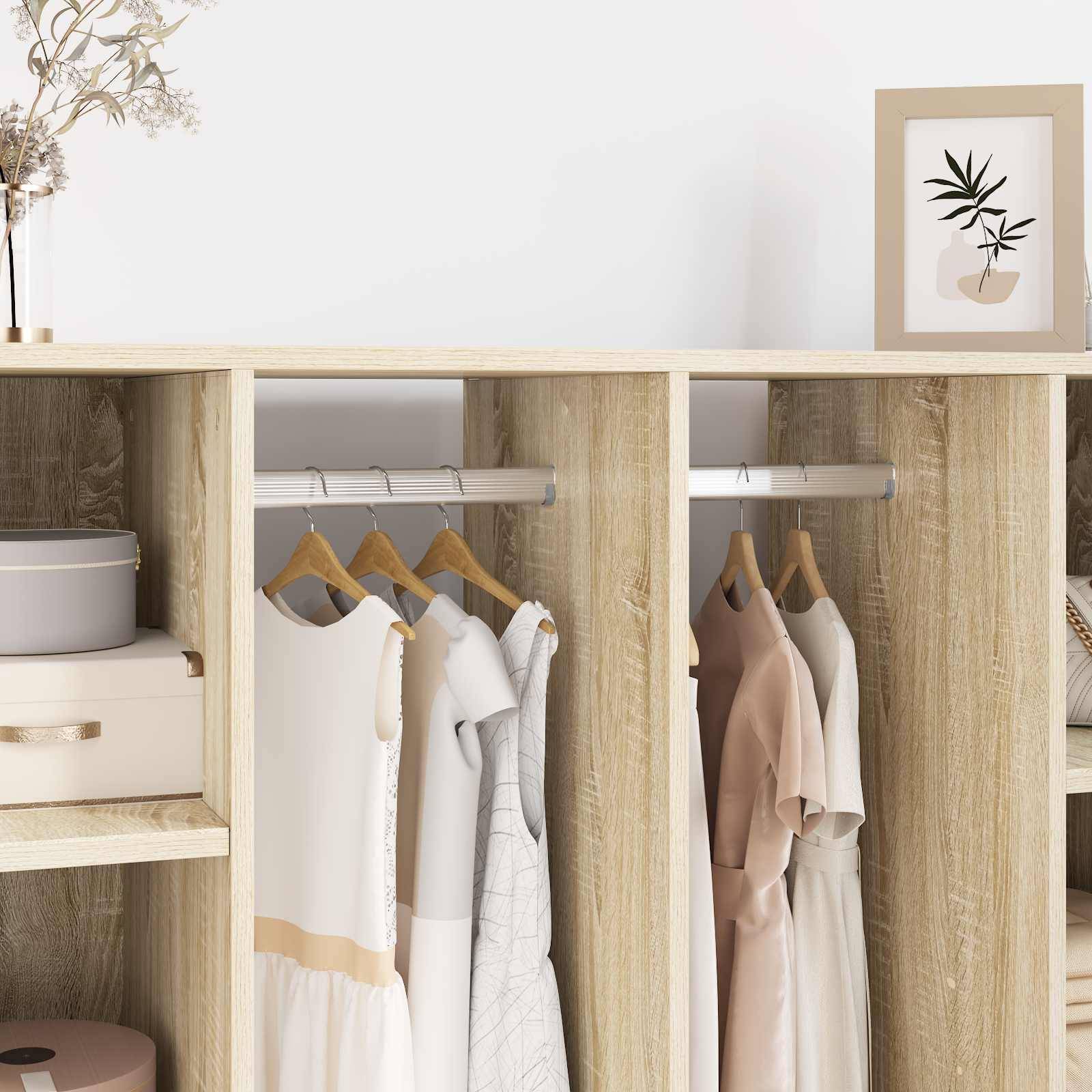 Ein ordentlicher Holzkleiderschrank mit säuberlich aufgehängten Kleidern in verschiedenen Tönen von Weiß und Beige. Regale enthalten Kisten und Dekorationsgegenstände.