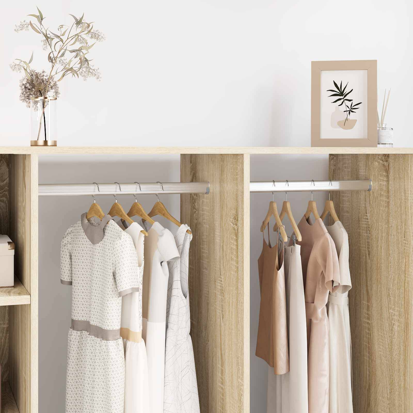 Offener Kleiderschrank mit hängenden Kleidern und Tops in neutralen Tönen, dekorative Pflanze und Rahmenbilder auf dem obersten Regal, die minimalistischen Stil vermitteln.