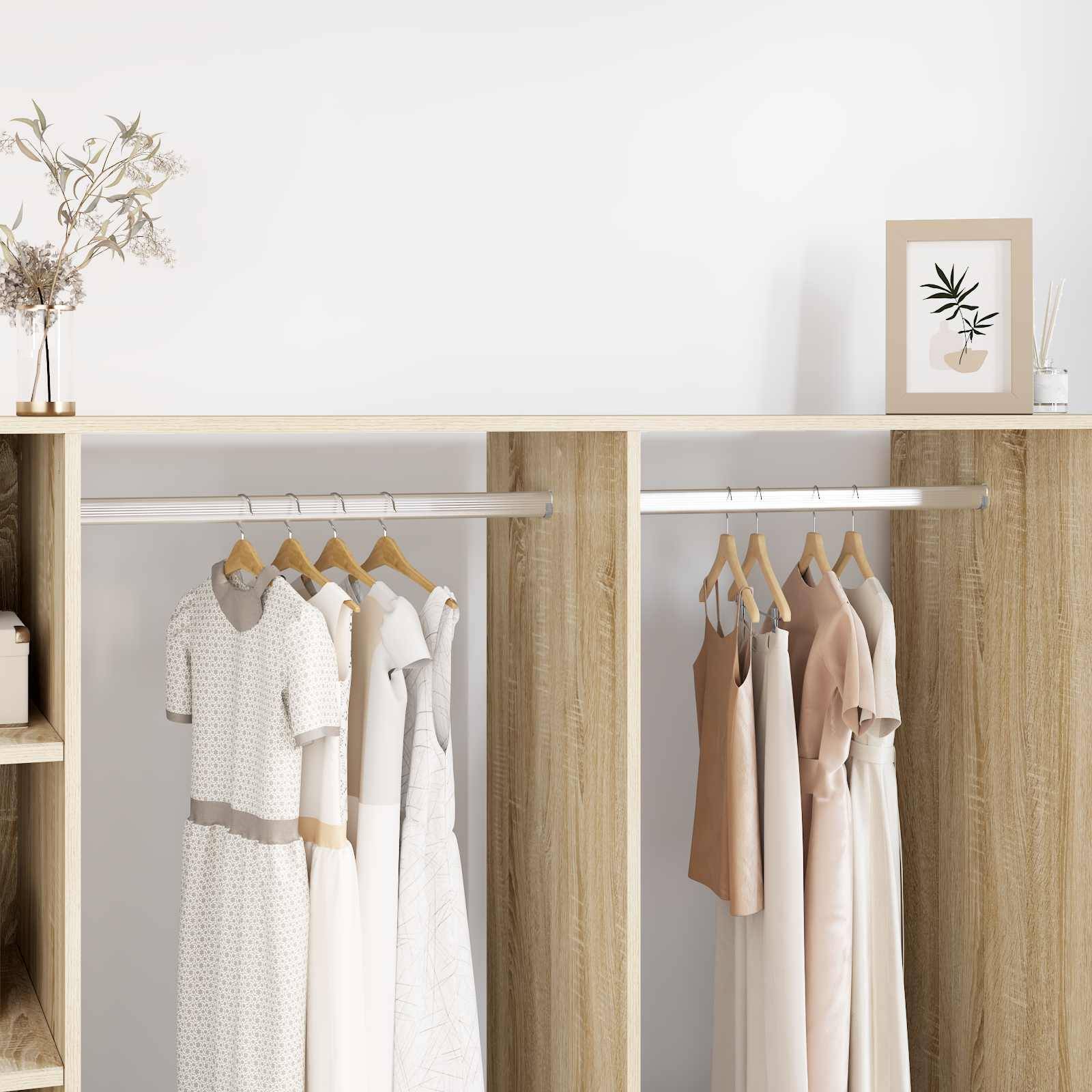 Eine minimalistische Garderobe mit Kleidern und Oberteilen auf Bügeln vor neutralem Hintergrund, die Einfachheit und Organisation betont.