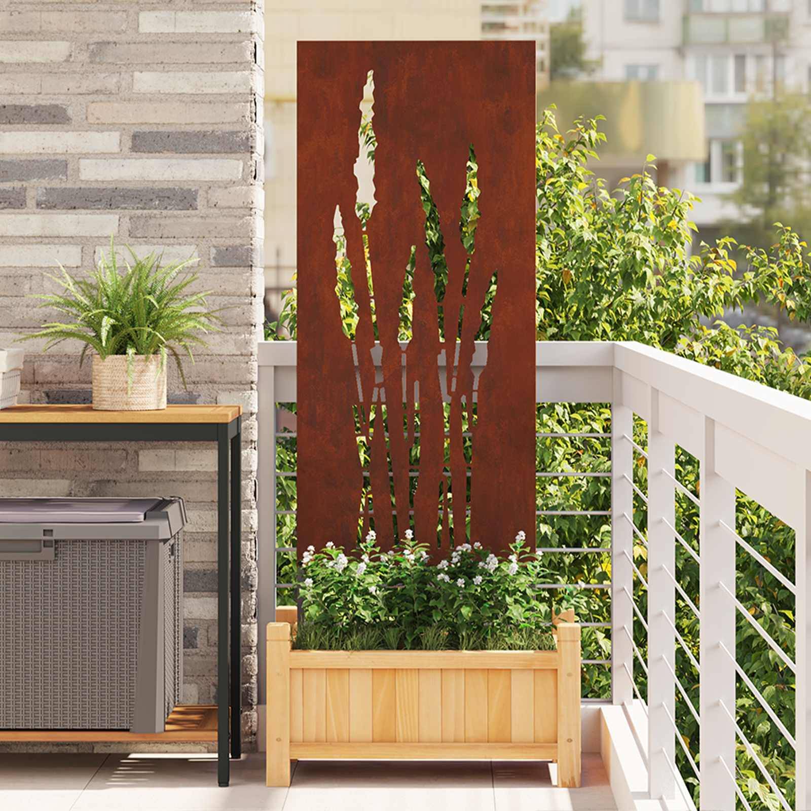 Ein Balkon mit einer Topfpflanze und einem dekorativen Metallgitter mit ausgeschnittenen Pflanzenmustern, vor einem Hintergrund von Grünflächen und Gebäuden.