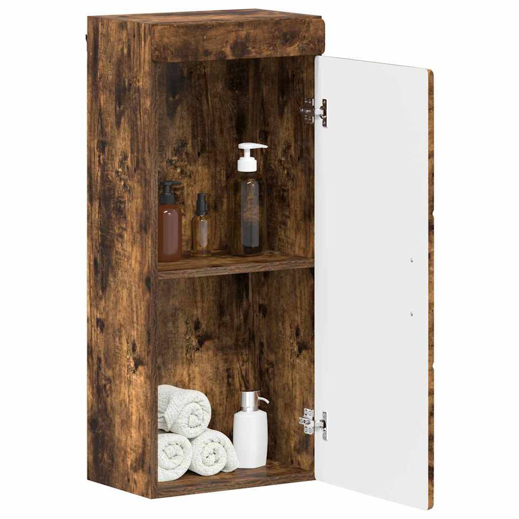 Ein an der Wand montierter Holzschrank mit offener Tür zeigt zwei Regale. Das obere Regal enthält Flaschen, während das untere Regal aufgerollte Handtücher und einen Seifenspender hat.