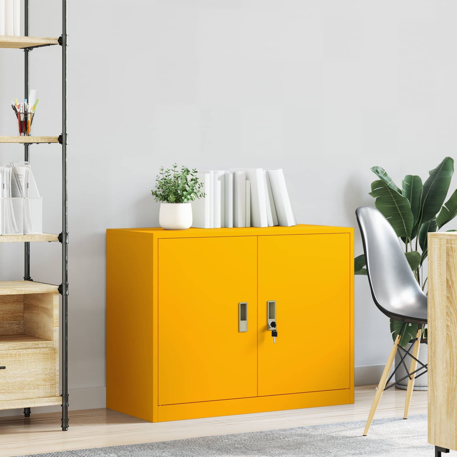 Ein modernes Wohnzimmer mit einem leuchtend gelben Schrank, einer Topfpflanze und einem hohen Bücherregal. Die Einrichtung ist minimalistisch und stilvoll.