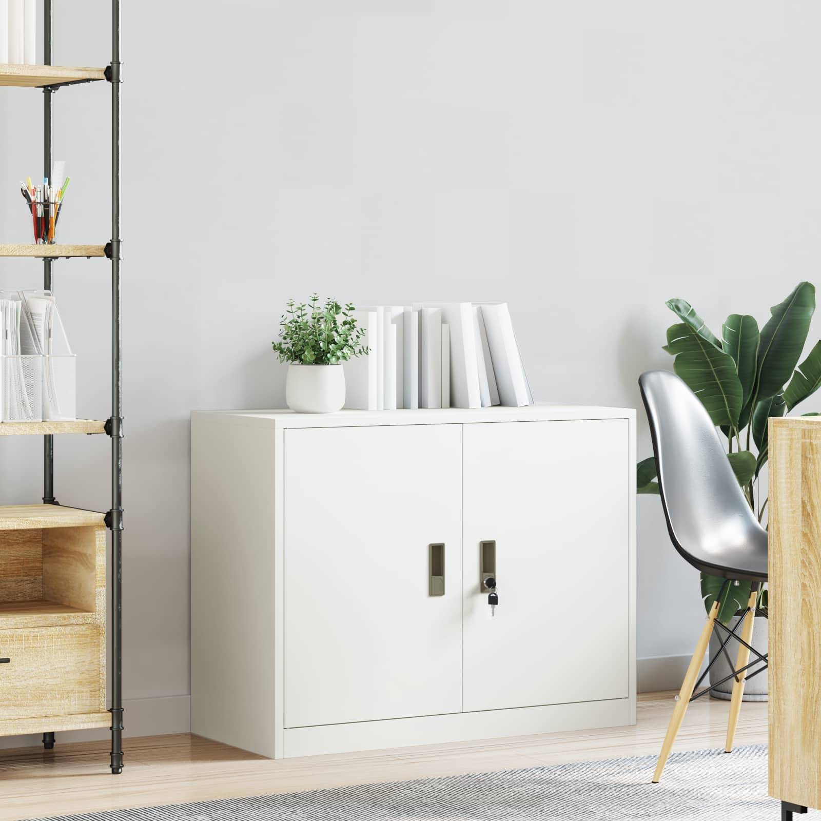 Ein moderner Büroraum mit einem weißen Schrank mit Büchern und einer Pflanze oben darauf, einer hölzernen Regaleeinheit, einem Stuhl und getopftem Grün.