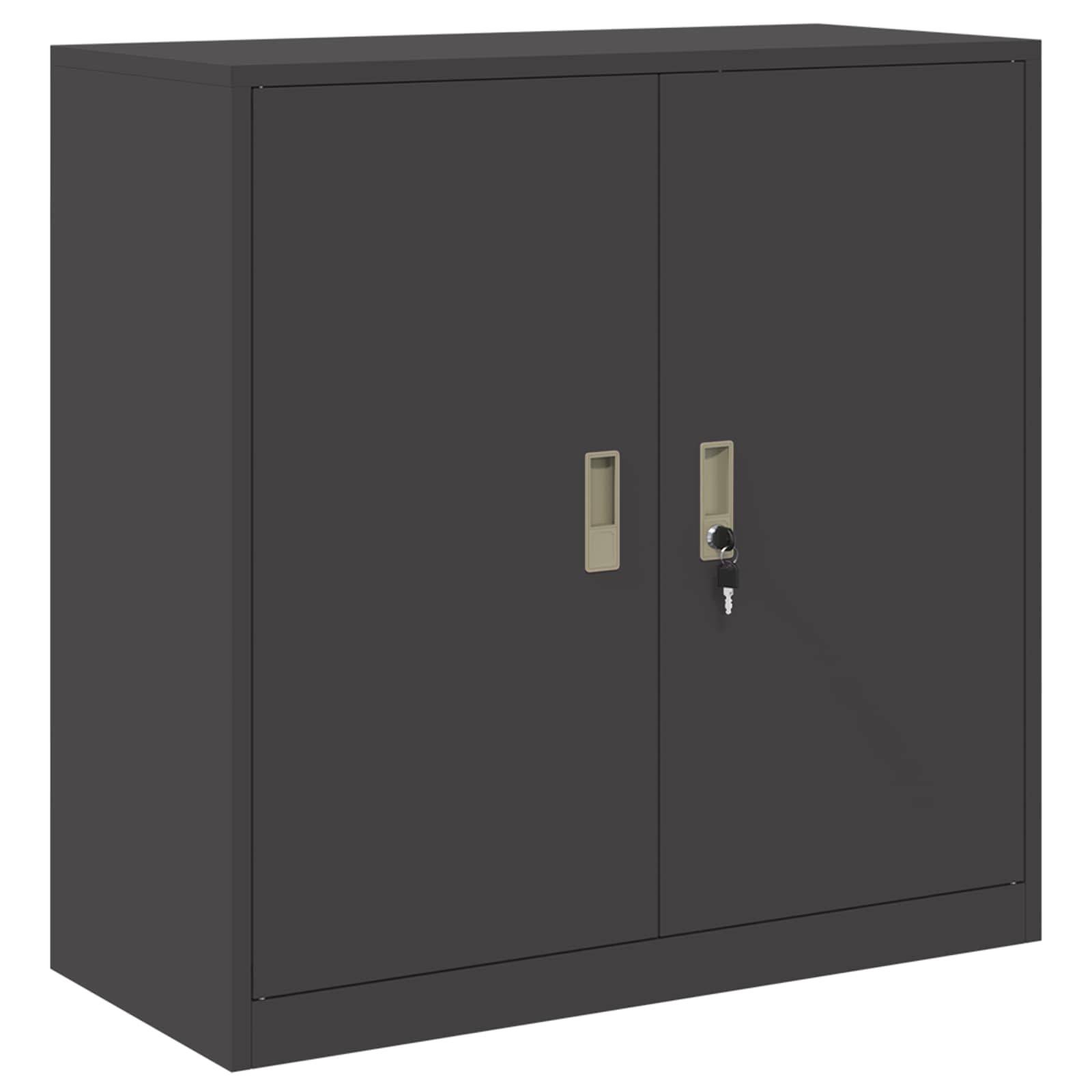 Ein schwarzer Metalllagerschrank mit zwei Türen, jede mit einem silbernen Griff und Schloss ausgestattet, geeignet zum Organisieren von Büro- oder Haushaltsgegenständen.