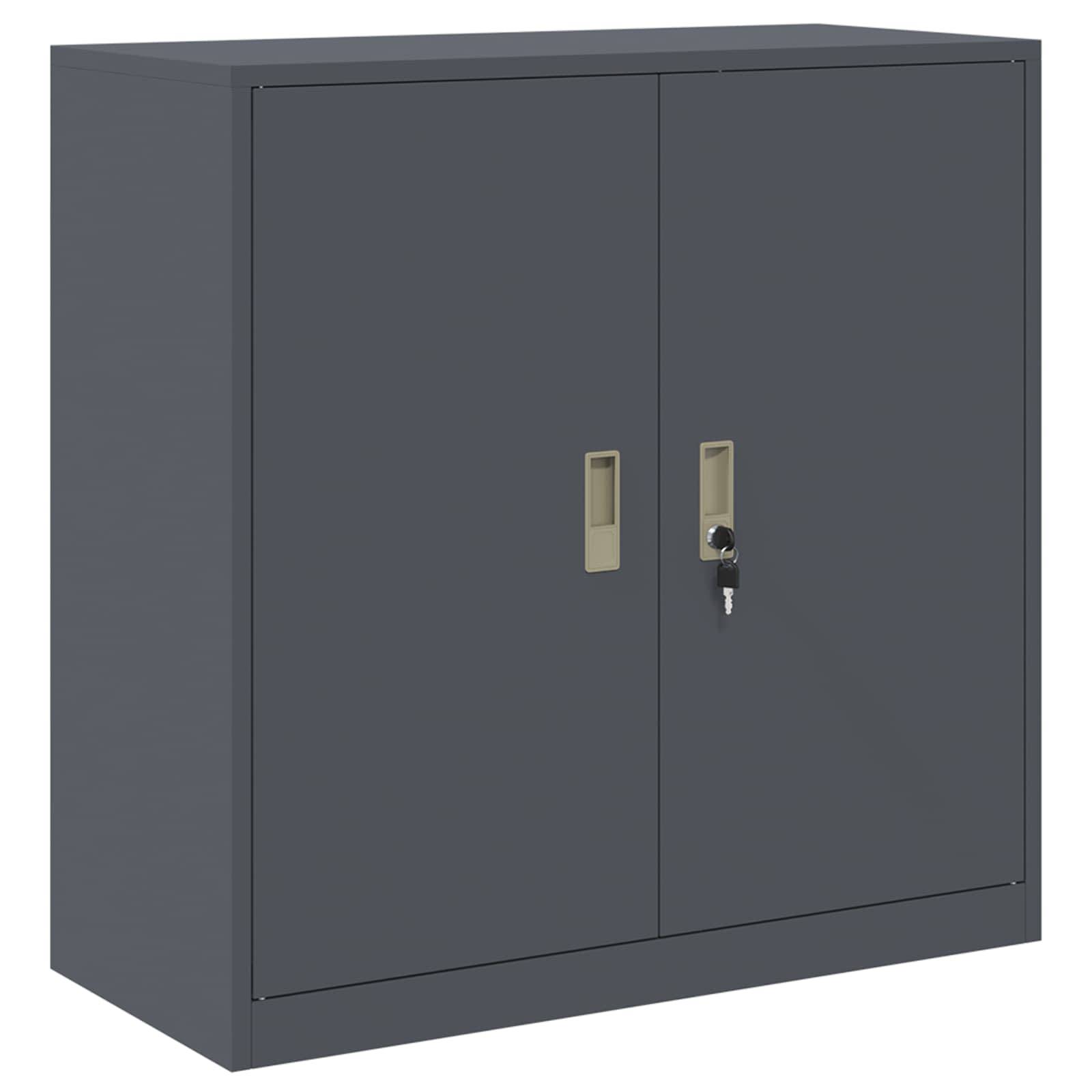 Ein grauer Metalllagerschrank mit zwei Türen, jede mit einem Griff und einem Schloss ausgestattet. Der Schrank ist robust und für sichere Aufbewahrung konzipiert.