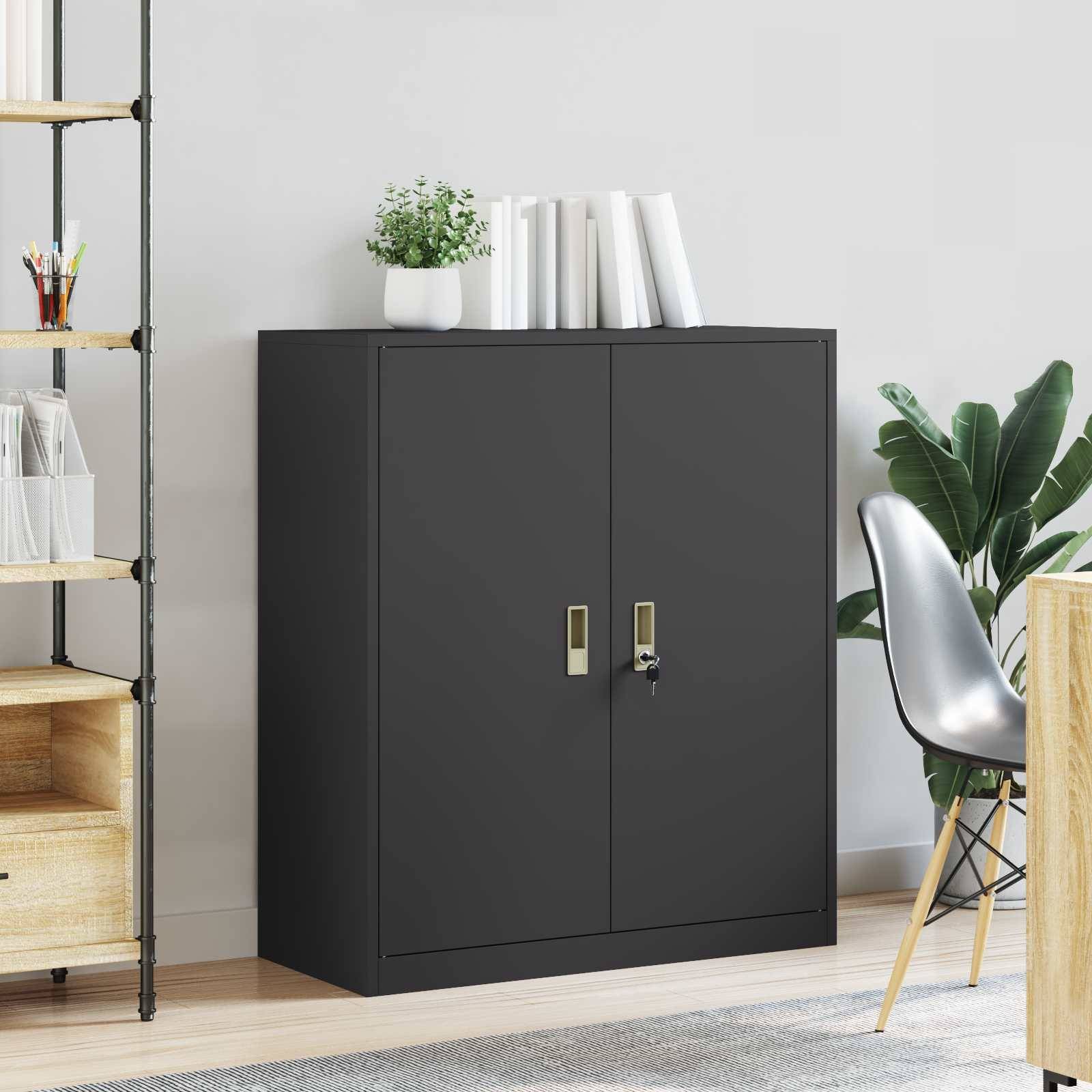 Ein schwarzer Lagerschrank mit Doppeltüren und Schlossmechanismus steht in einem modernen Büroraum neben einer Pflanze und einem Bücherregal mit Dekorationsgegenständen.