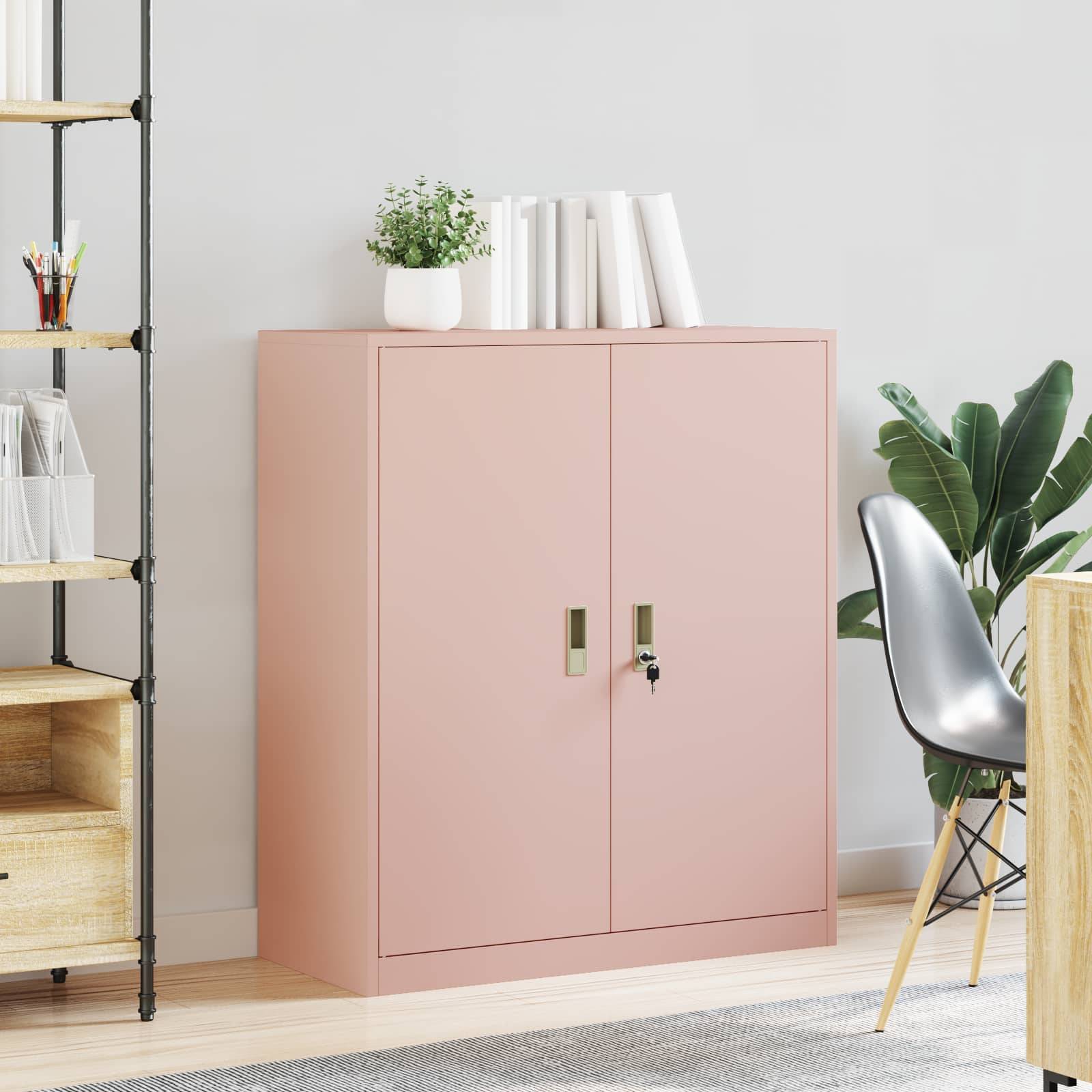 Ein rosa Schrank in einem hellen Raum mit Holzböden, umgeben von Regalen und einer grünen Pflanze, die einen modernen und organisierten Raum schafft.