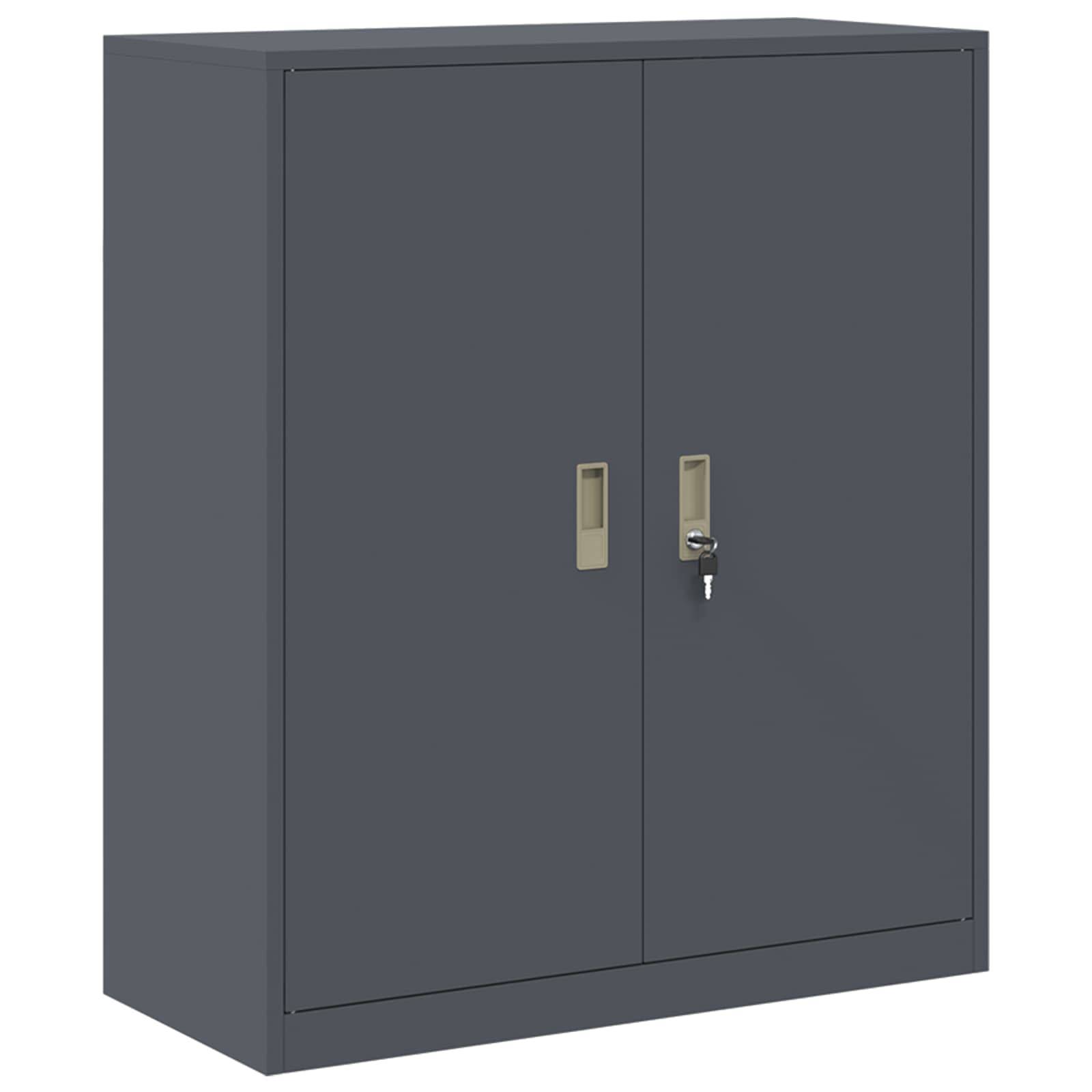 Ein grauer Metallschrank mit zwei Türen, jede mit einem Griff und eine Tür mit Schloss und Schlüssel, verwendet für die Lagerung.