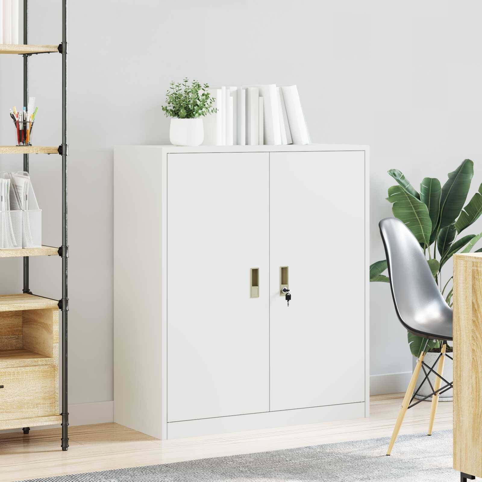 Weißer Schrank mit geschlossenen Türen und zwei Pflanzen auf beiden Seiten. In der Nähe befindet sich ein hölzernes Regal mit Büchern und Dekorationselementen. Hell beleuchteter Raum.