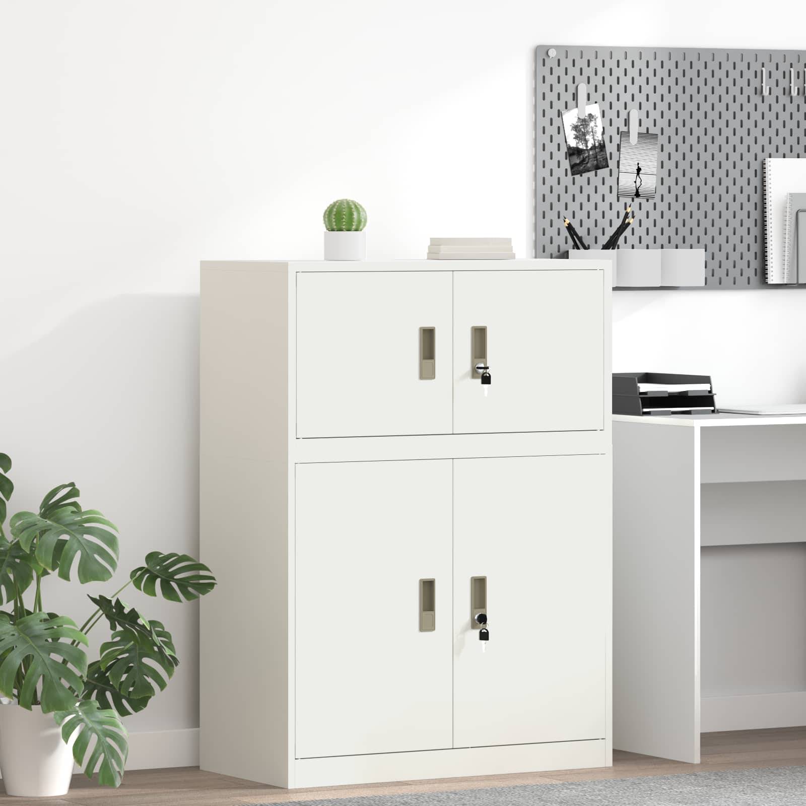 Büroraum mit einem weißen Schrank mit verschlossenen Türen, einem Schreibtisch mit Büchern, einer Pflanze daneben und einer Wandtafel mit Fotos und Notizen.