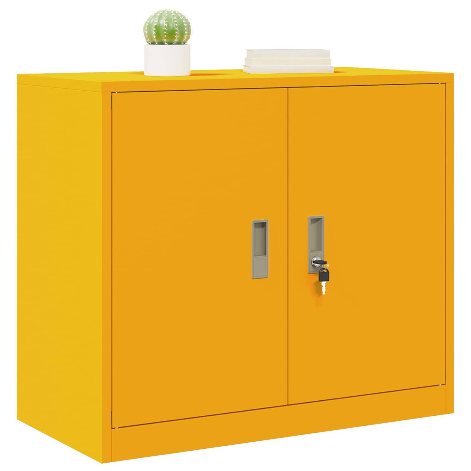 Ein grauer Metallschrank mit zwei Türen, von denen jede einen Griff und ein Schloss hat, steht aufrecht. Der Schrank ist geschlossen.