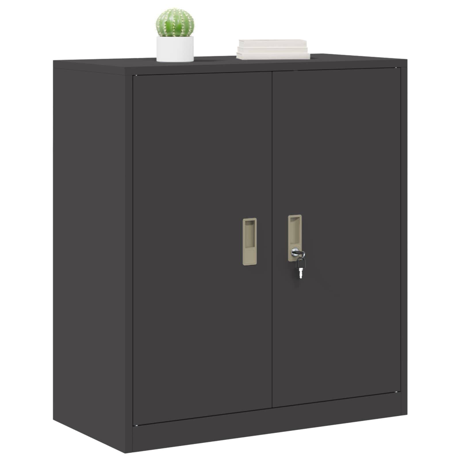 Ein schwarzer Schrank mit zwei geschlossenen Türen, gekrönt von einer kleinen Kaktuspflanze und einem Stapel weißer Bücher.