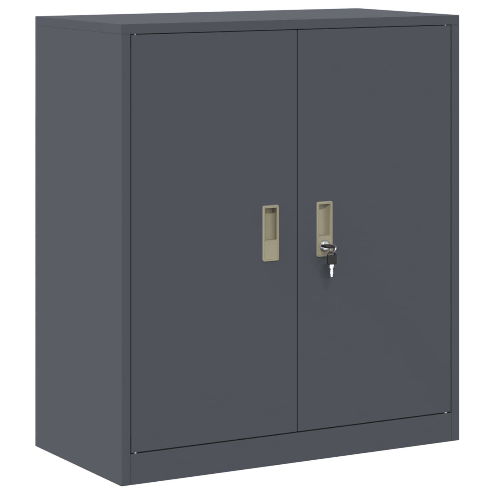 Ein grauer Metalllagerschrank mit verriegelbarer Tür, ausgestattet mit zwei Griffen und einem Schlüsselloch, stehend auf dem Boden mit einfachem Hintergrund.