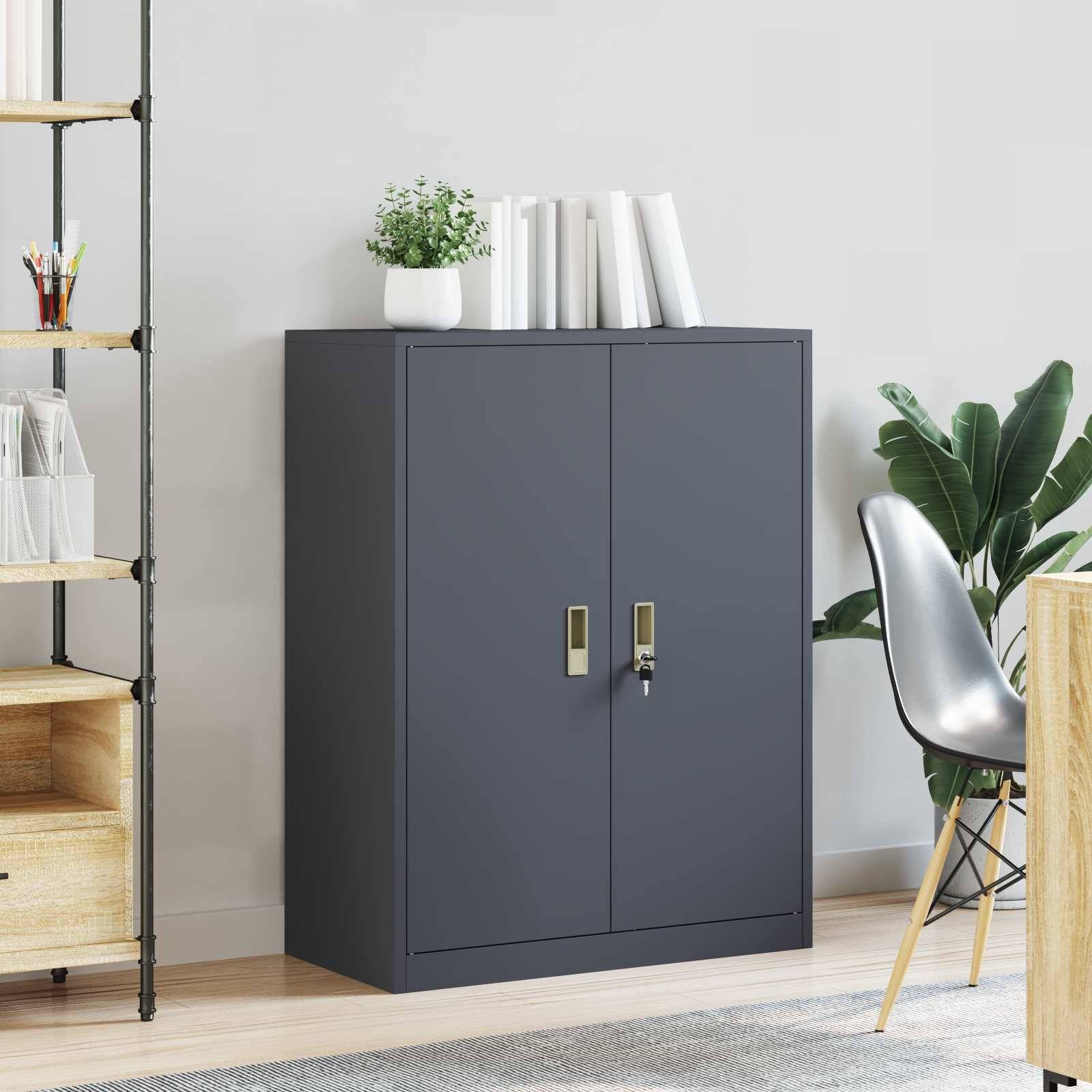 Eine moderne Büroszenerie mit einem eleganten grauen Schrank, einer Topfpflanze und hölzernen Regalen, die Bücher und Dekorationsgegenstände enthalten.