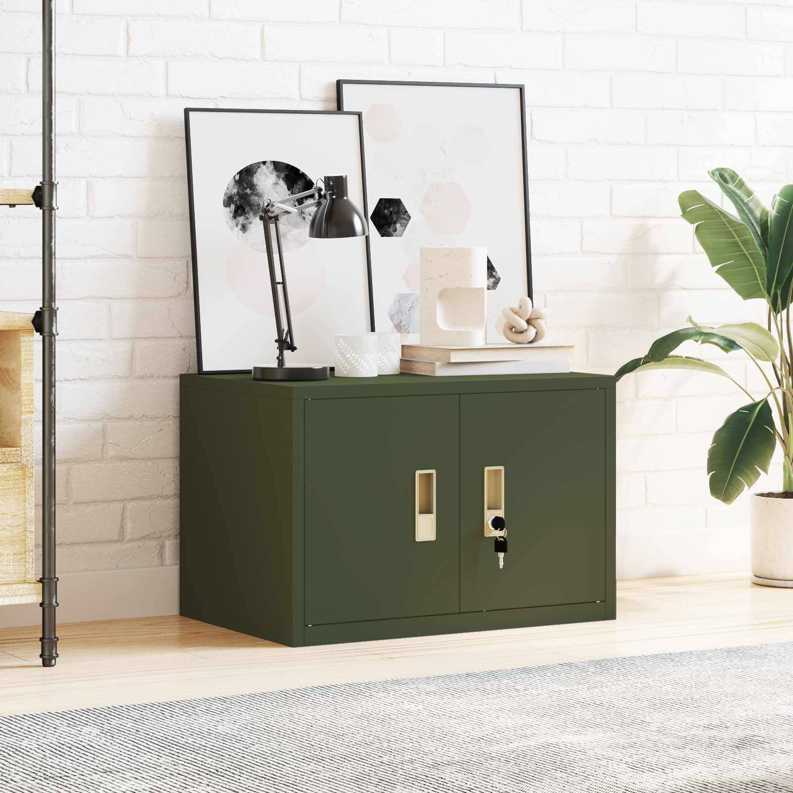 Ein modernes Wohnzimmer zeigt einen niedrigen grünen Schrank mit zwei geschlossenen Türen, beladen mit Büchern, abstrakter Kunst, einer schwarzen Lampe und einer Topfpflanze.