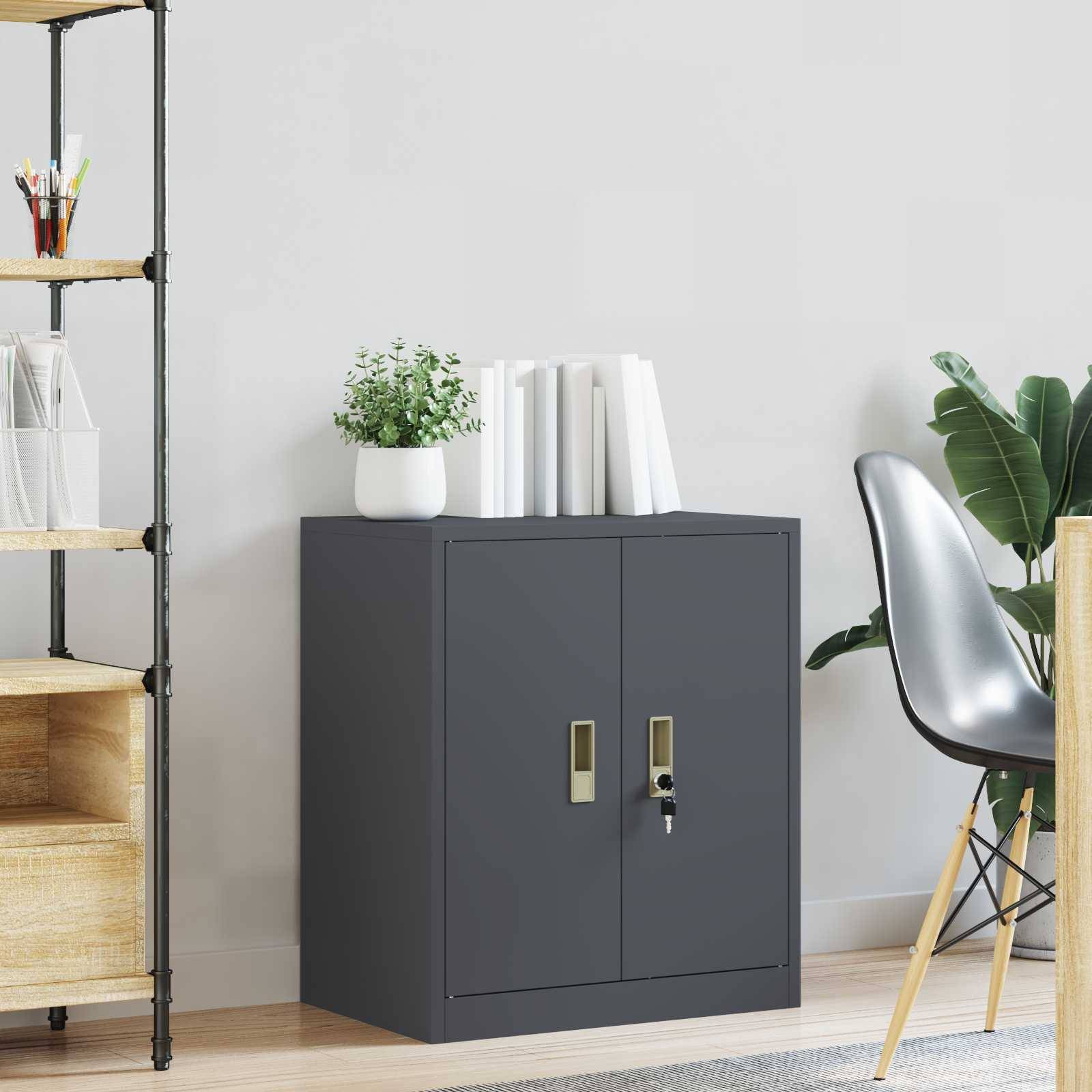 Eine moderne Büroecke mit einem schwarzen Schrank für Dateien, einem Holzregal mit Pflanzen und Dokumenten sowie einem grauen Stuhl, der einen aufgeräumten Arbeitsplatz schafft.