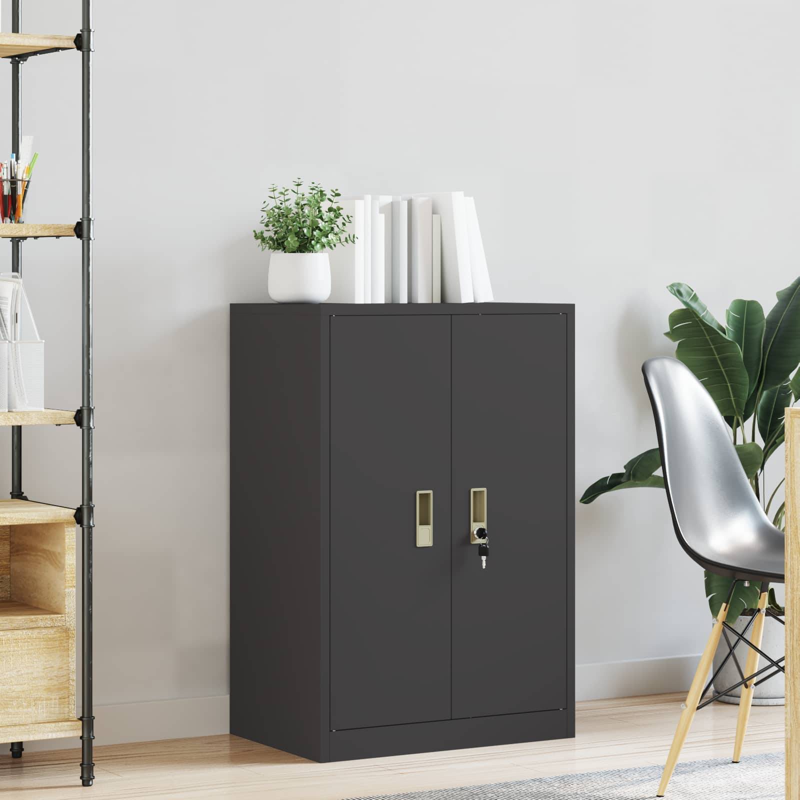Ein modernes Zimmer mit einem schwarzen zweitürigen Schrank, Büchern, einer kleinen Pflanze oben drauf, einem Stuhl und einer hölzernen Regaleinheit, die Dateien und Dekorationsgegenstände präsentiert.