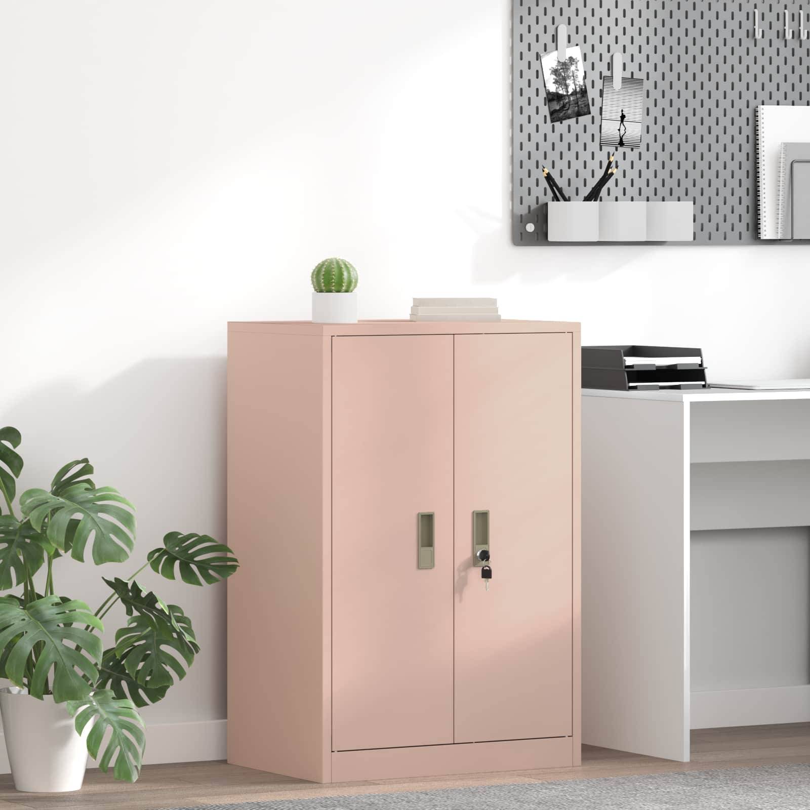 Ein gelber Schrank an einer weißen Ziegelwand hält eine Schreibtischlampe, gerahmte abstrakte Kunst und Bücher. Eine Pflanze ist in der Nähe und schafft eine gemütliche Atmosphäre.