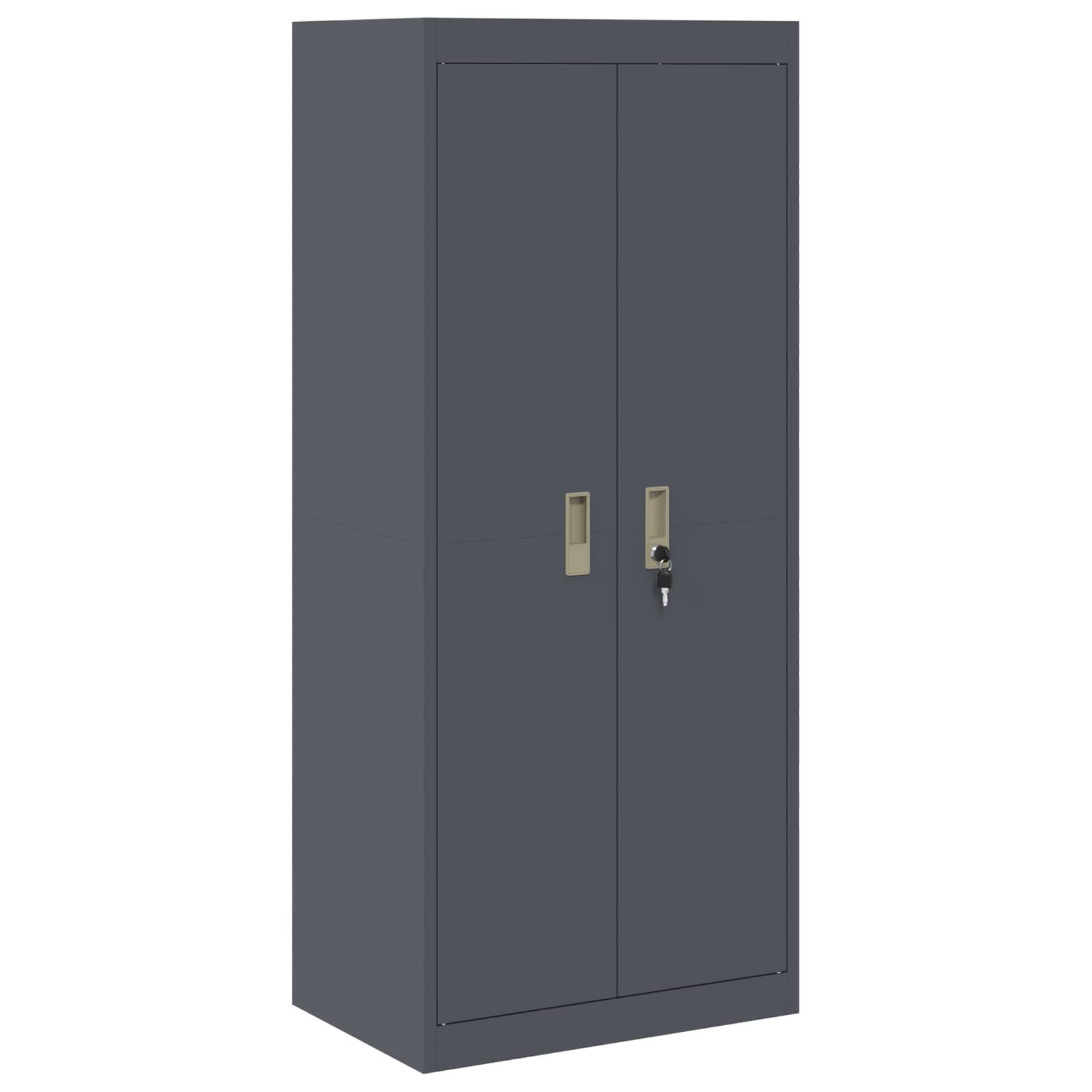 Ein hohes, geschlossenes, graues Metalllagerschrank mit zwei Türen, jede mit einem Griff und Schlossmechanismus ausgestattet, das gegen einen einfachen Hintergrund steht.