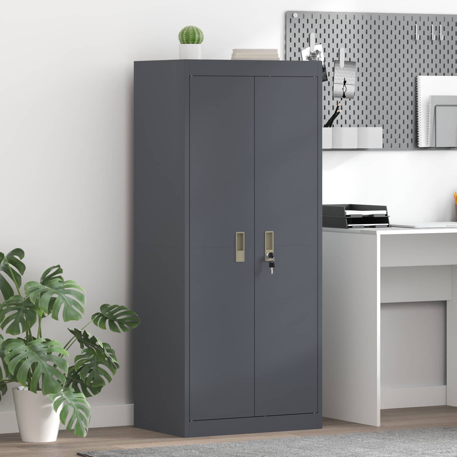 Eine moderne Büroecke mit einem hohen grauen Schrank, einem weißen Schreibtisch mit einer schwarzen Lampe und Topfpflanzen, die einen aufgeräumten, stilvollen Arbeitsplatz schaffen.
