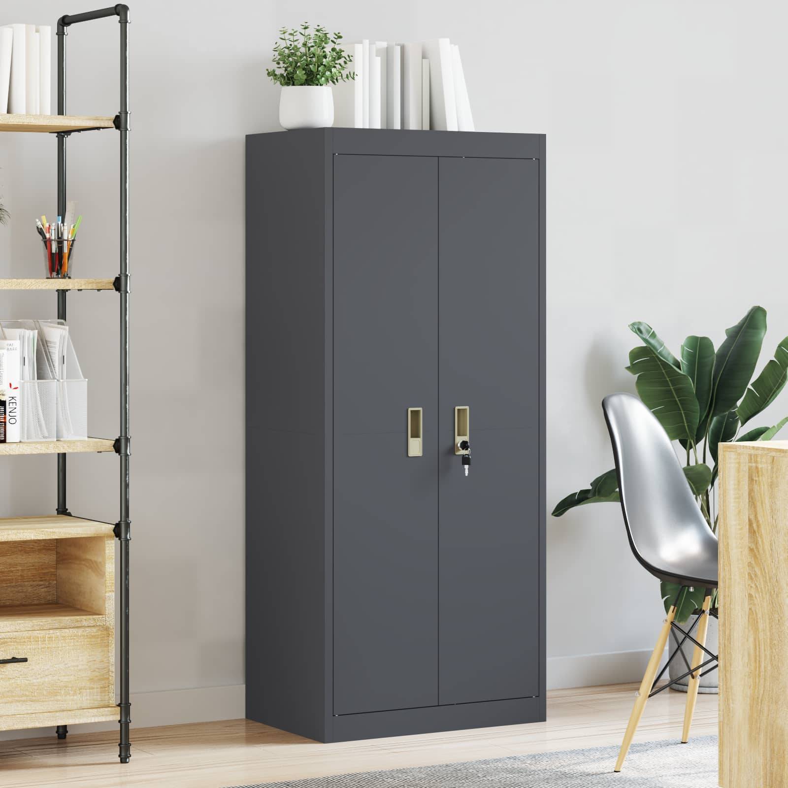 Ein modernes Büro verfügt über einen hohen, dunkelgrauen Schrank mit Schloss, umgeben von einem Bücherregal mit Pflanzen und Büchern, einem Stuhl und einem Holzschreibtisch.