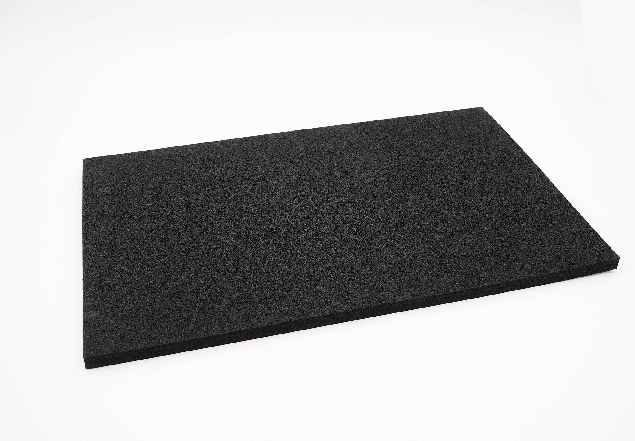 Ein schwarzes rechteckiges Schaumstoff-Pad mit einer leicht strukturierten Oberfläche, gezeigt vor einem schlichten weißen Hintergrund.
