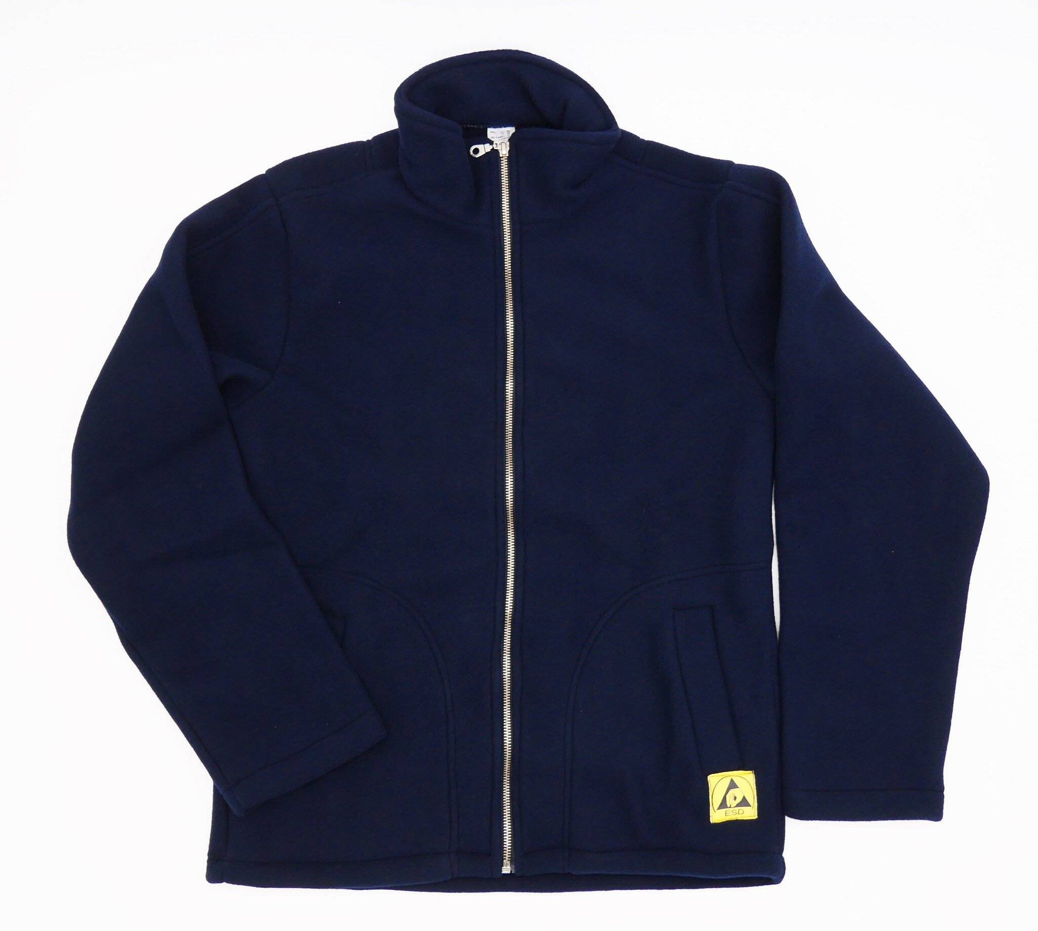 Eine marineblau Jacke mit durchgehendem Frontreißverschluss und einem gelben Etikett auf der Tasche, entworfen für Wärmeschutz und legere Trageweise.