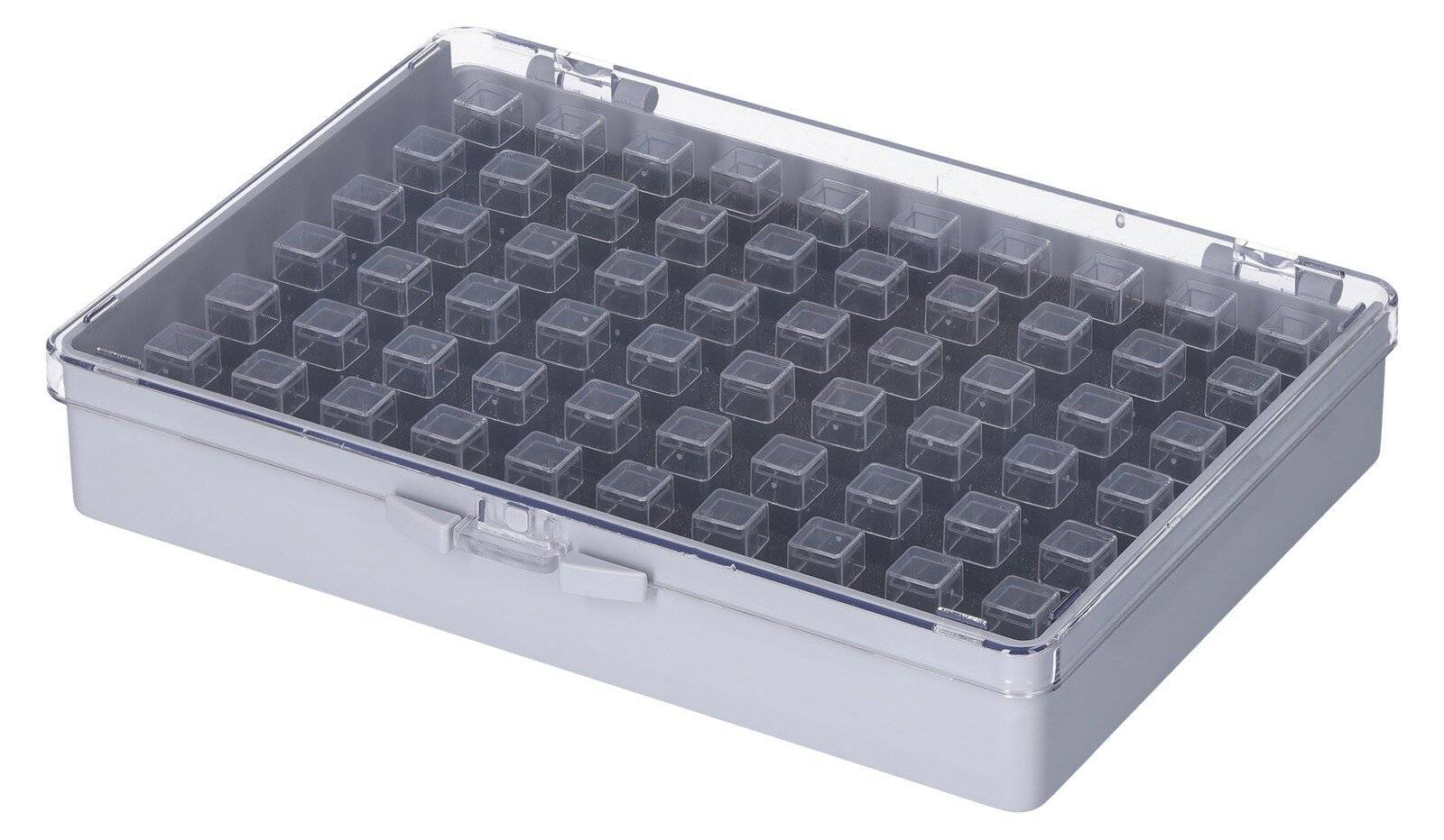 Eine Kunststoffbox mit Reihen von 50 klaren, kleinen einzelnen Fächern, typischerweise zur Aufbewahrung und Organisation von Kleinteilen wie Perlen oder Schrauben verwendet.