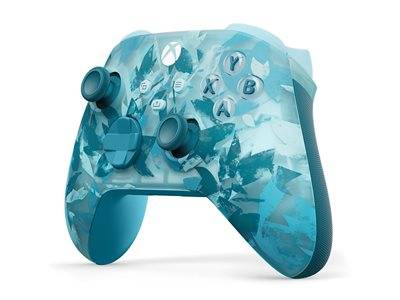 Xbox-Controller mit blauem Camouflage-Muster, wobei Tasten und Analog-Sticks prominent vor weißem Hintergrund hervorgehoben werden.