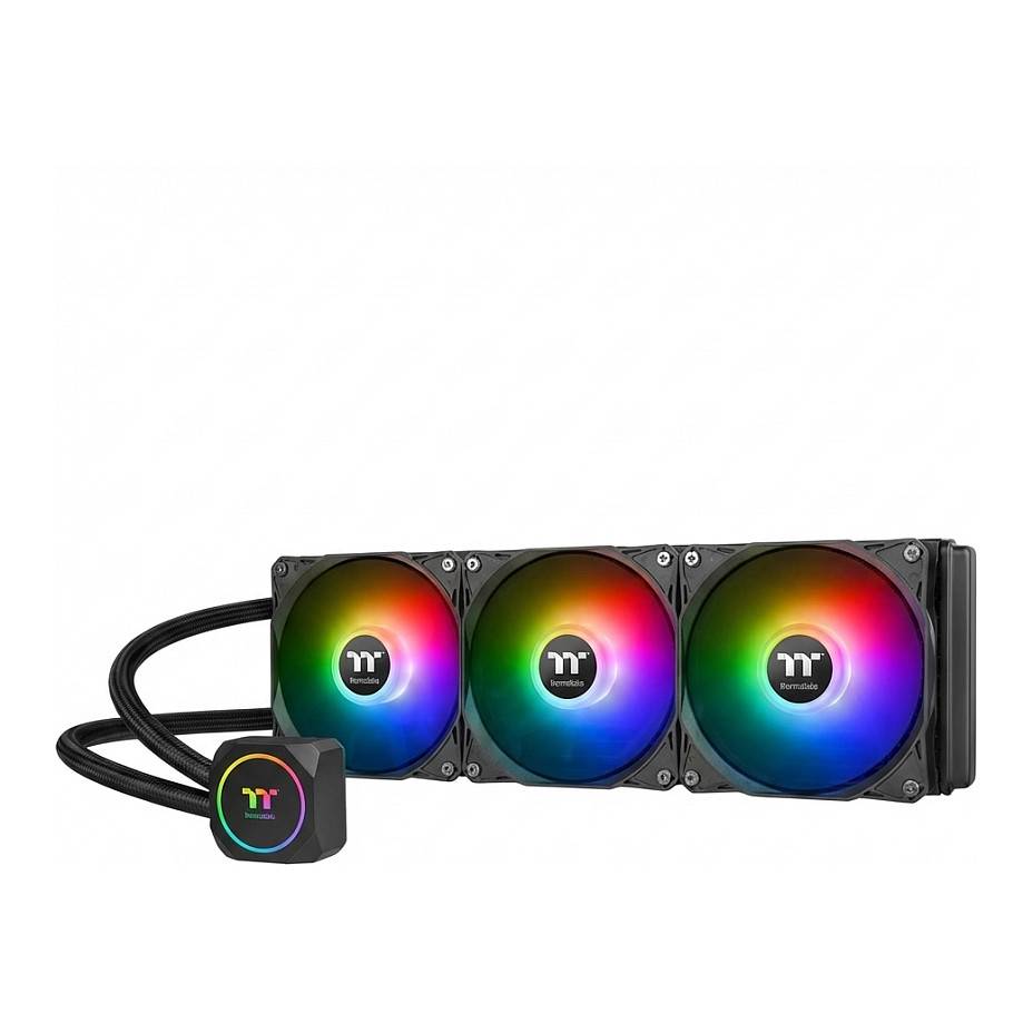 Ein Computerlüftungskühlsystem mit drei RGB-beleuchteten Lüftern und einer angeschlossenen Pumpe. Die Lüfter zeigen ein Farbspektrum an.