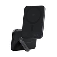 Zwei schwarze Qi-Wireless-Ladegeräte mit verstellbaren Ständern, eines aufrecht und eines geneigt, zeigen das Ladesymbol und Produktdetails.