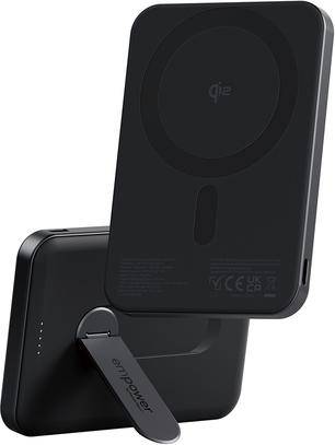 Schwarzes magnetisches kabelloses Ladegerät mit ausklappbarem Ständer, von vorne und hinten gezeigt, mit einer runden Ladefläche und einem kurzen USB-C-Kabel/Stecker.