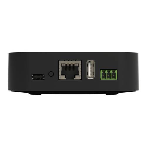 Ein kleines, schwarzes elektronisches Gerät mit verschiedenen Anschlüssen, einschließlich USB-C, Ethernet, USB-A und einem grünen Klemmleistenverbinder.