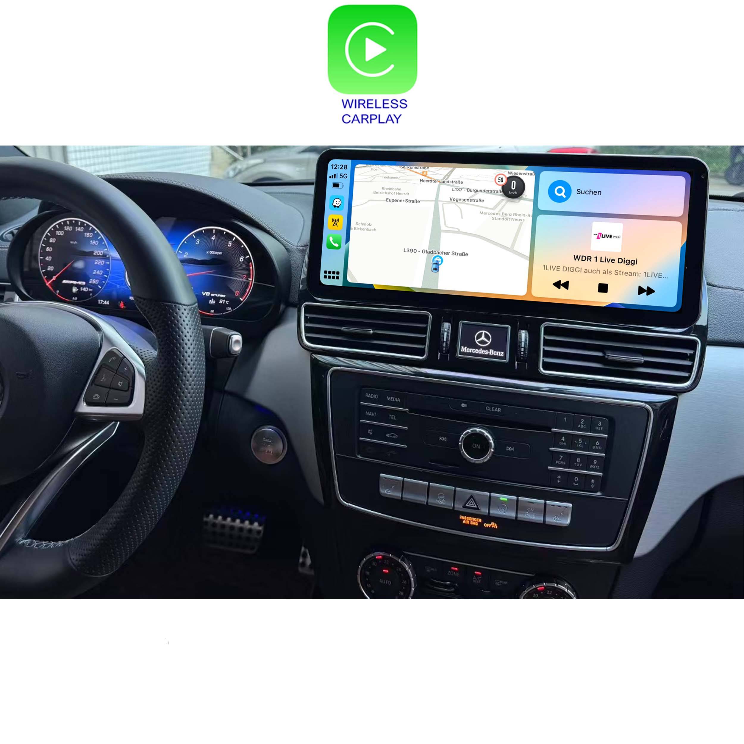 Autodashboard-Display mit einer Navigationskarte, die eine Route und Verkehrsinformationen anzeigt. Lenkrad und Fahrzeugsteuerungen sind sichtbar.