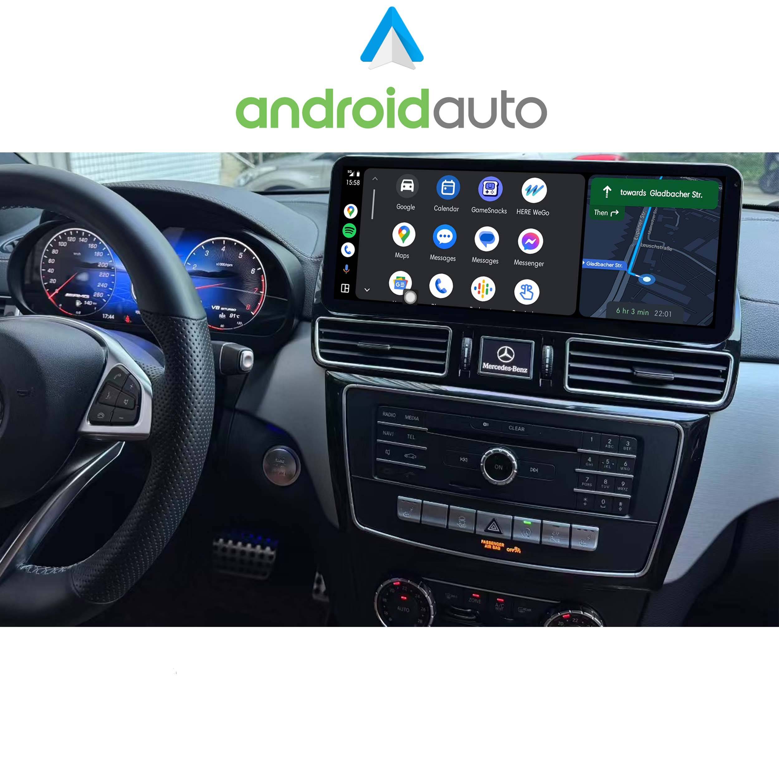 Autodashboard mit Android Auto-Schnittstelle auf dem Bildschirm angezeigt, mit App-Symbolen, Navigationskarte und Lenkrad im Blick.