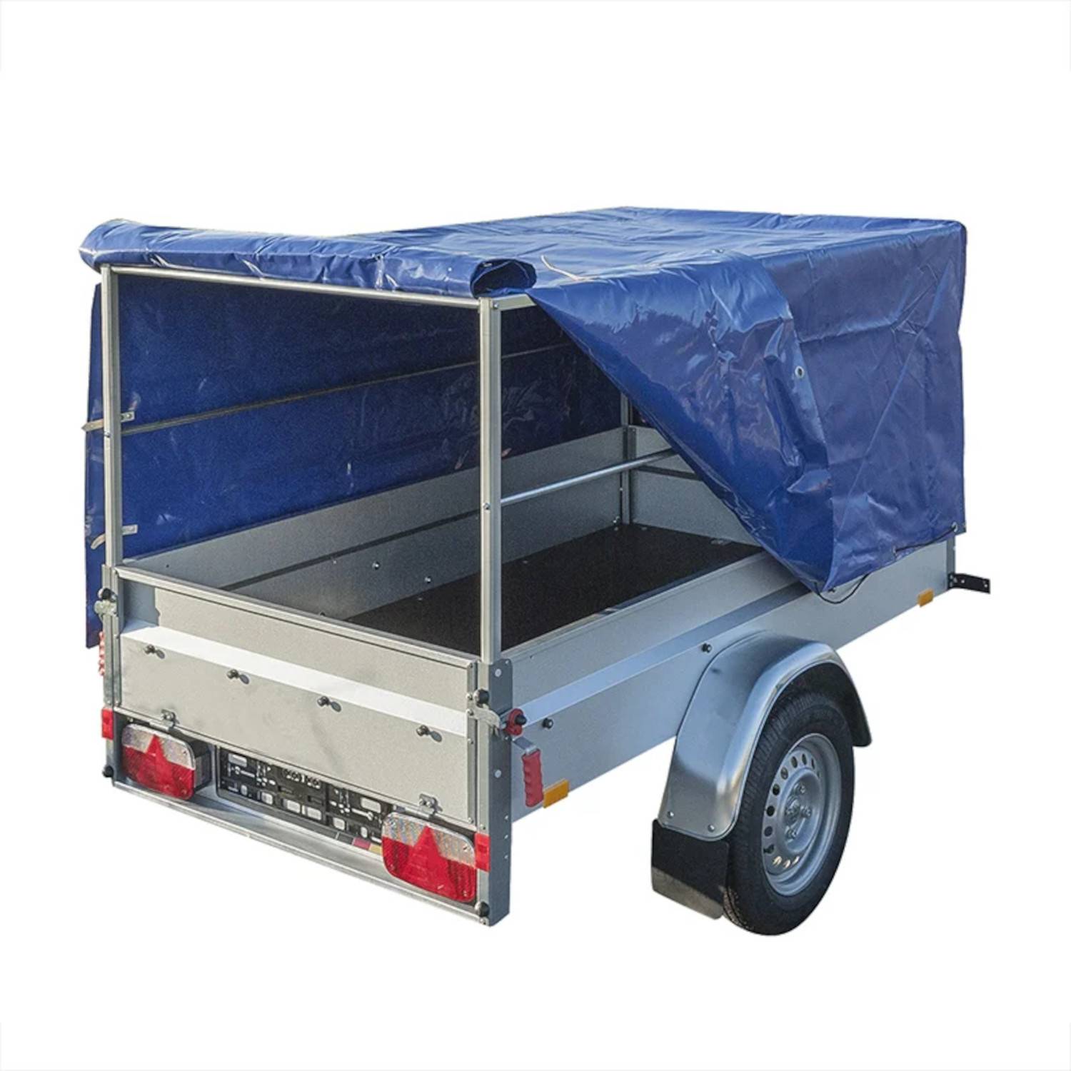 Ein kleiner, offener Güterwagen mit einer blauen Plane, die die Oberseite teilweise abdeckt, silbernem Rahmen und einer Einzelachse. Auf der Rückseite sind Parkleuchten sichtbar.