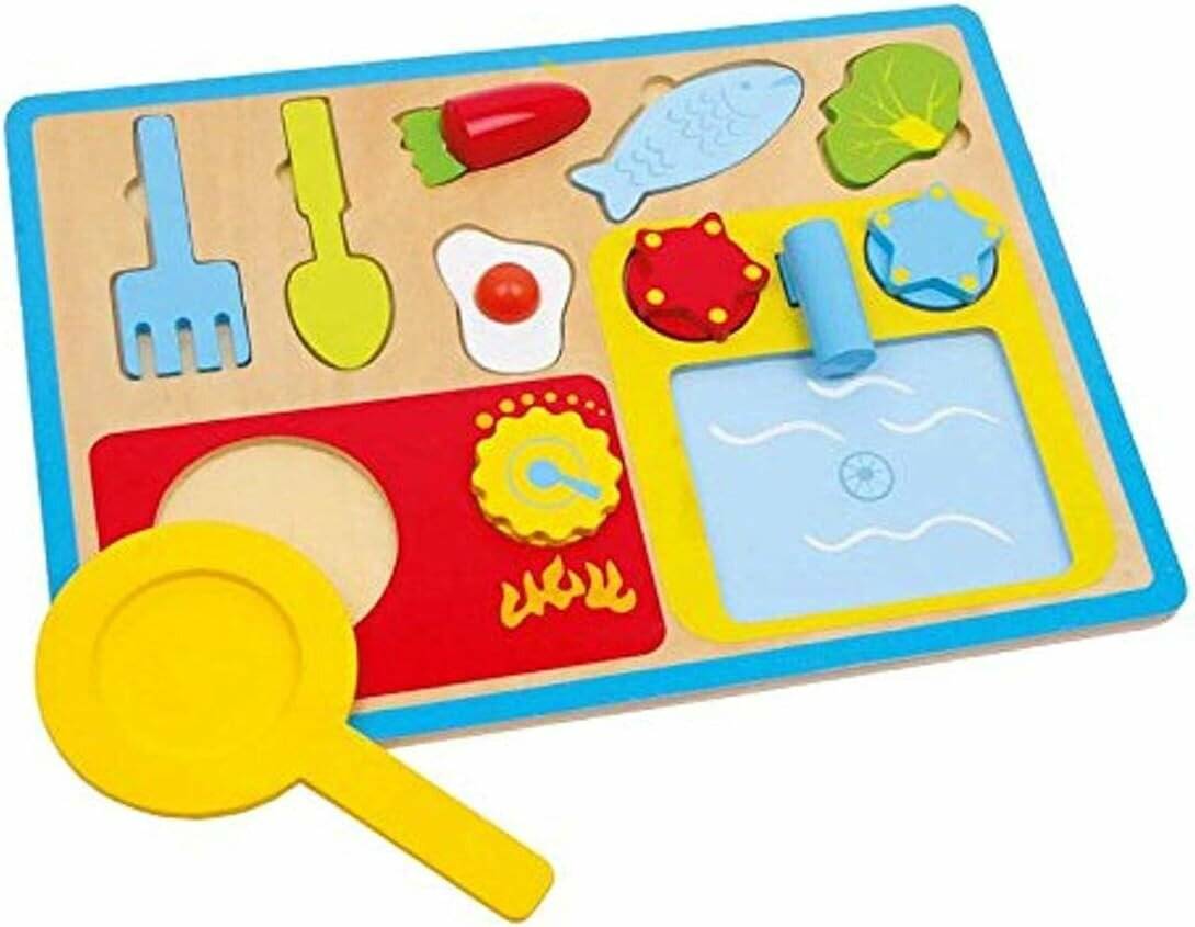 Ein Kinderspielzeug-Puzzle mit Küchenmotiven, bestehend aus Einzelteilen wie Fisch, Spiegelei, Gemüse und Küchenutensilien auf einer Holzplatte.