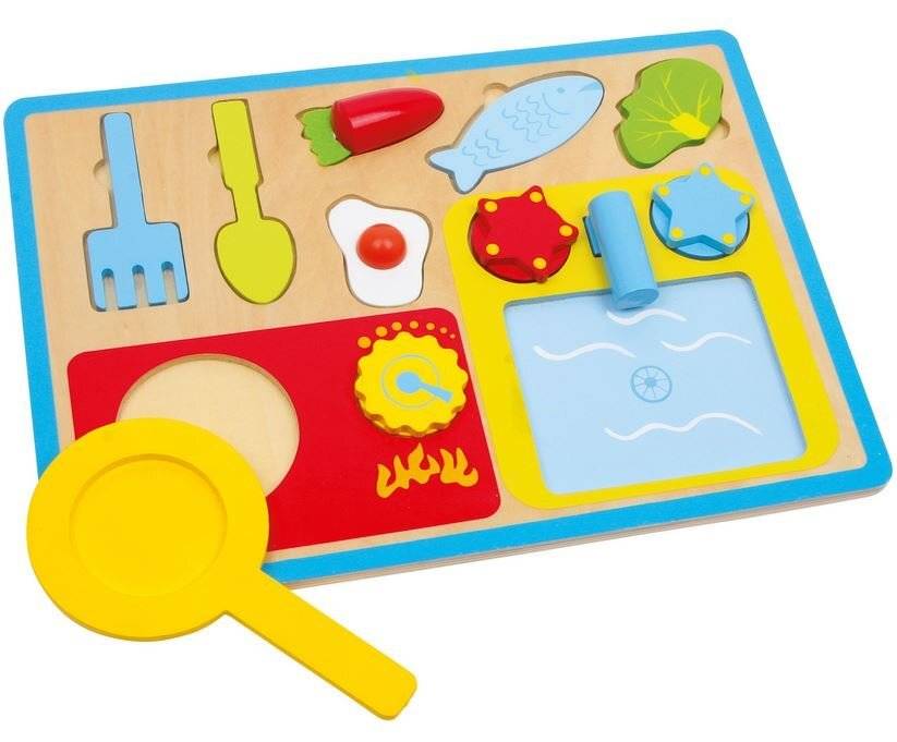 Ein farbenfroher Holzspielzeug-Küchenpuzzle-Set mit Utensilien, Fisch, Gemüse und einem Herdenelement, das für das fantasievolle Spiel von Kindern entworfen wurde.
