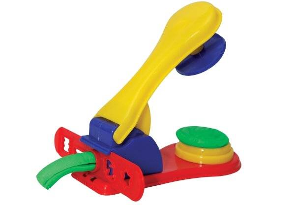 Ein rotes, gelbes, blaues und grünes Spielzeug mit einem Hebel und einem Schlauchanschluss, das einer verspielten Gartenschlauchpumpe ähnelt.
