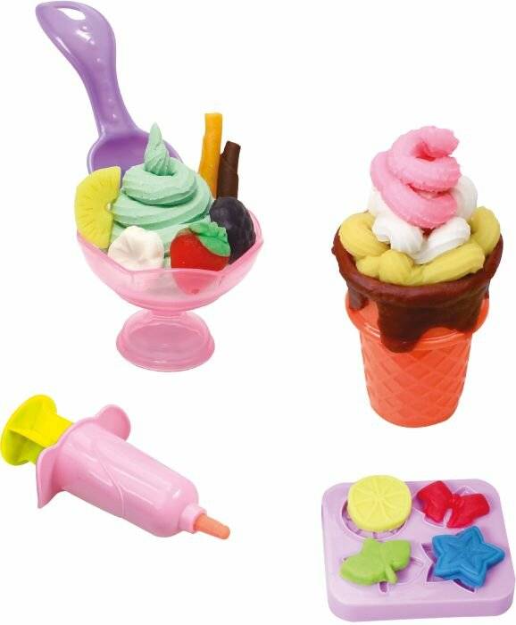 Spielzeugset in Form von Eis und Desserts aus farbiger Knetmasse, einschließlich eines Eisbechers, einer Waffel und verschiedener Formen in Obst- und Sternenform.